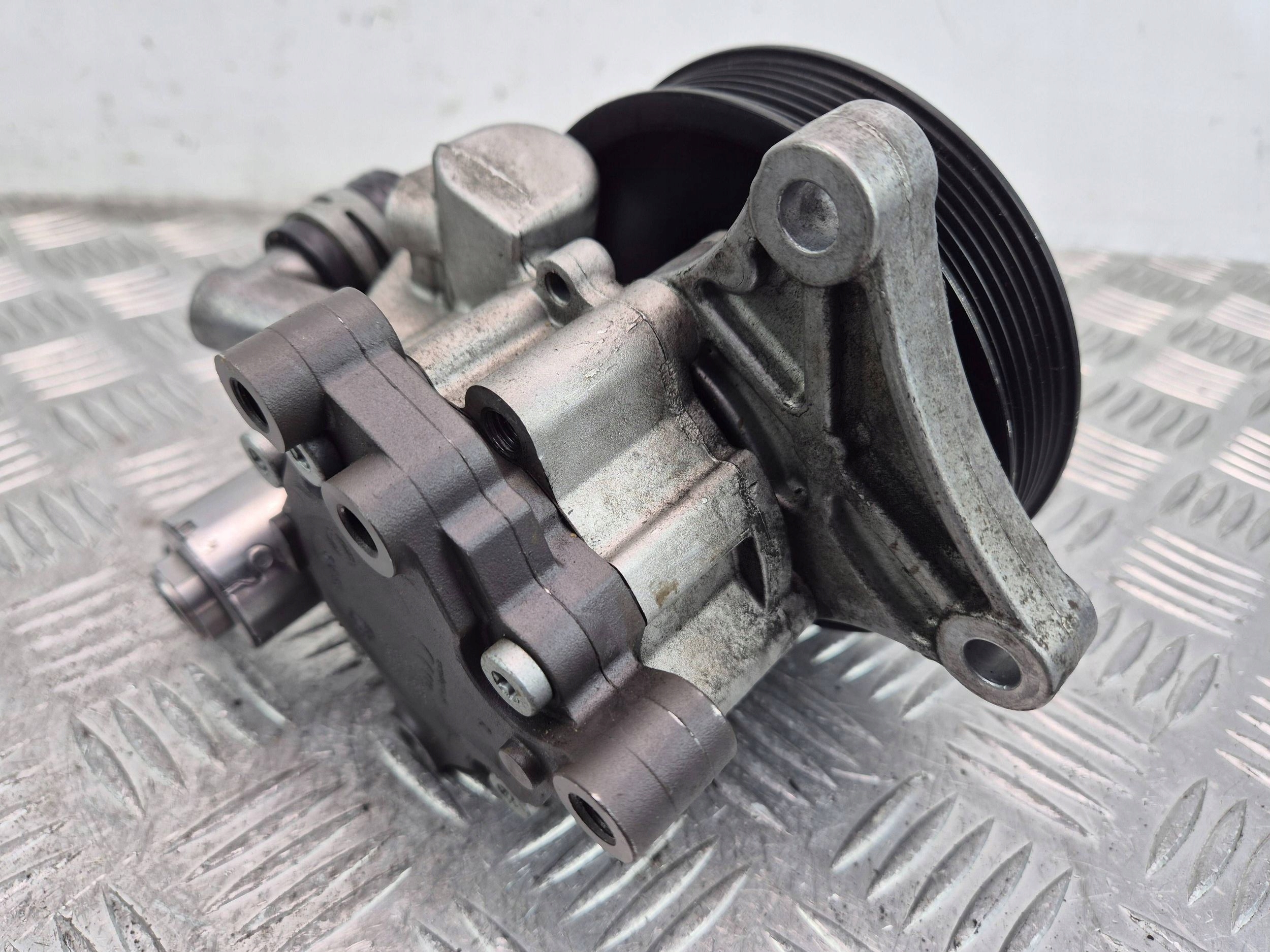 Mercedes E250 CGI W212 servo pump A0064667501