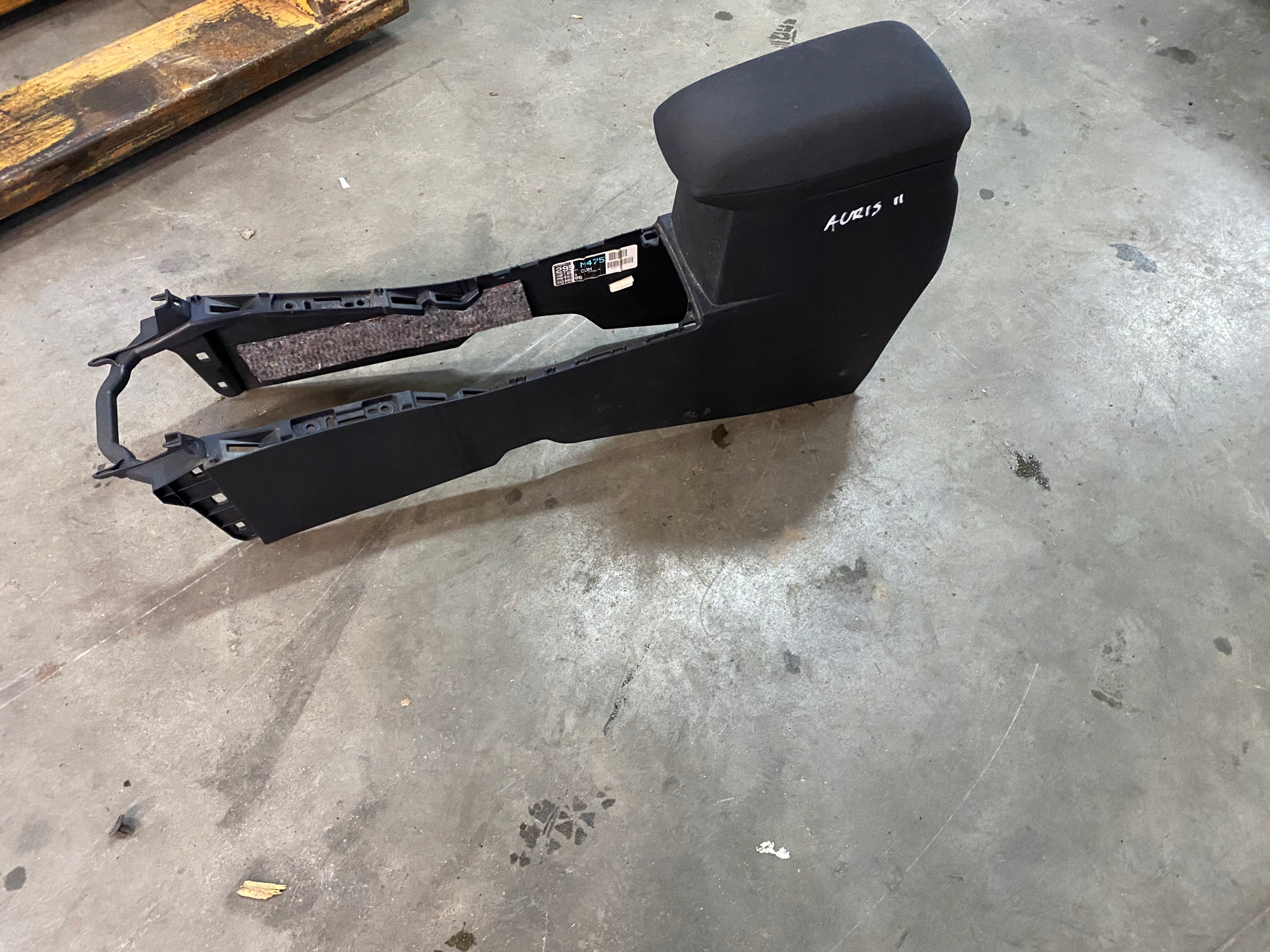 AURIS II ПОДЛОКОТНИК ЦЕНТРАЛЬНЫЙ ТУННЕЛЬ