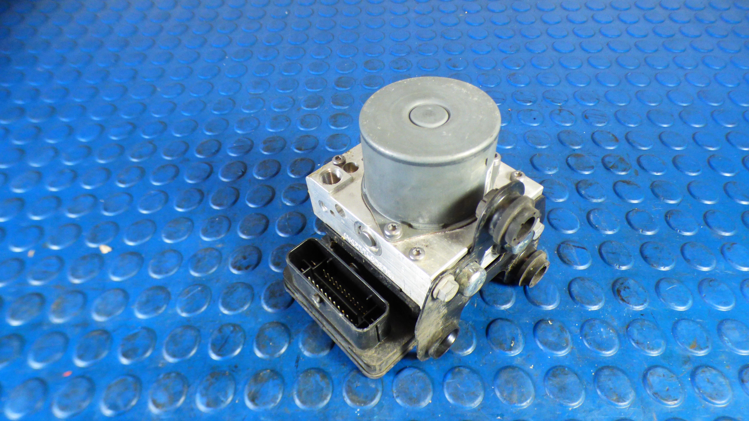 pompa hamulcowa ABS 6R0614517CA stBDB SKODA RAPID