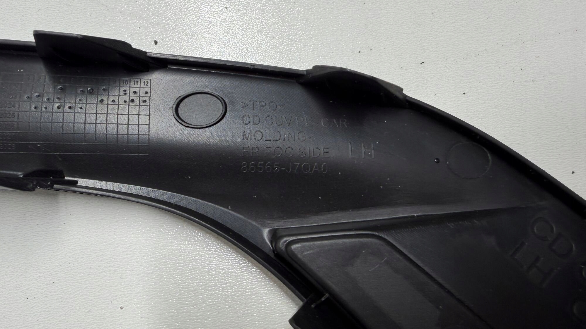 KIA XCEED GT-LINE LIFT moulding of a bumper grille frame left left front