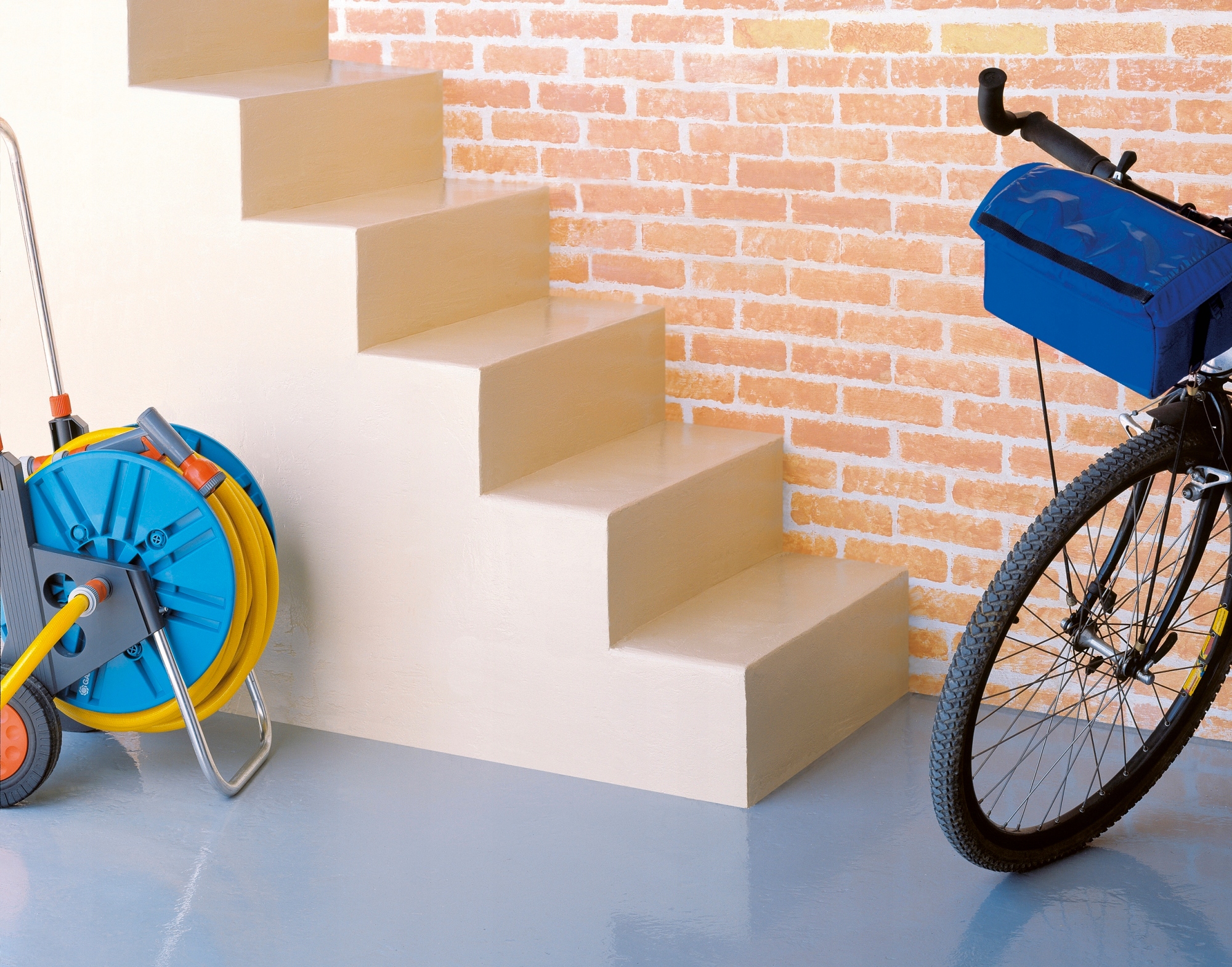 V33 FARBA DO PODŁÓG O WYSOKIEJ ODPORNOŚCI 2,5l CIEMNY POPIEL Marka V33