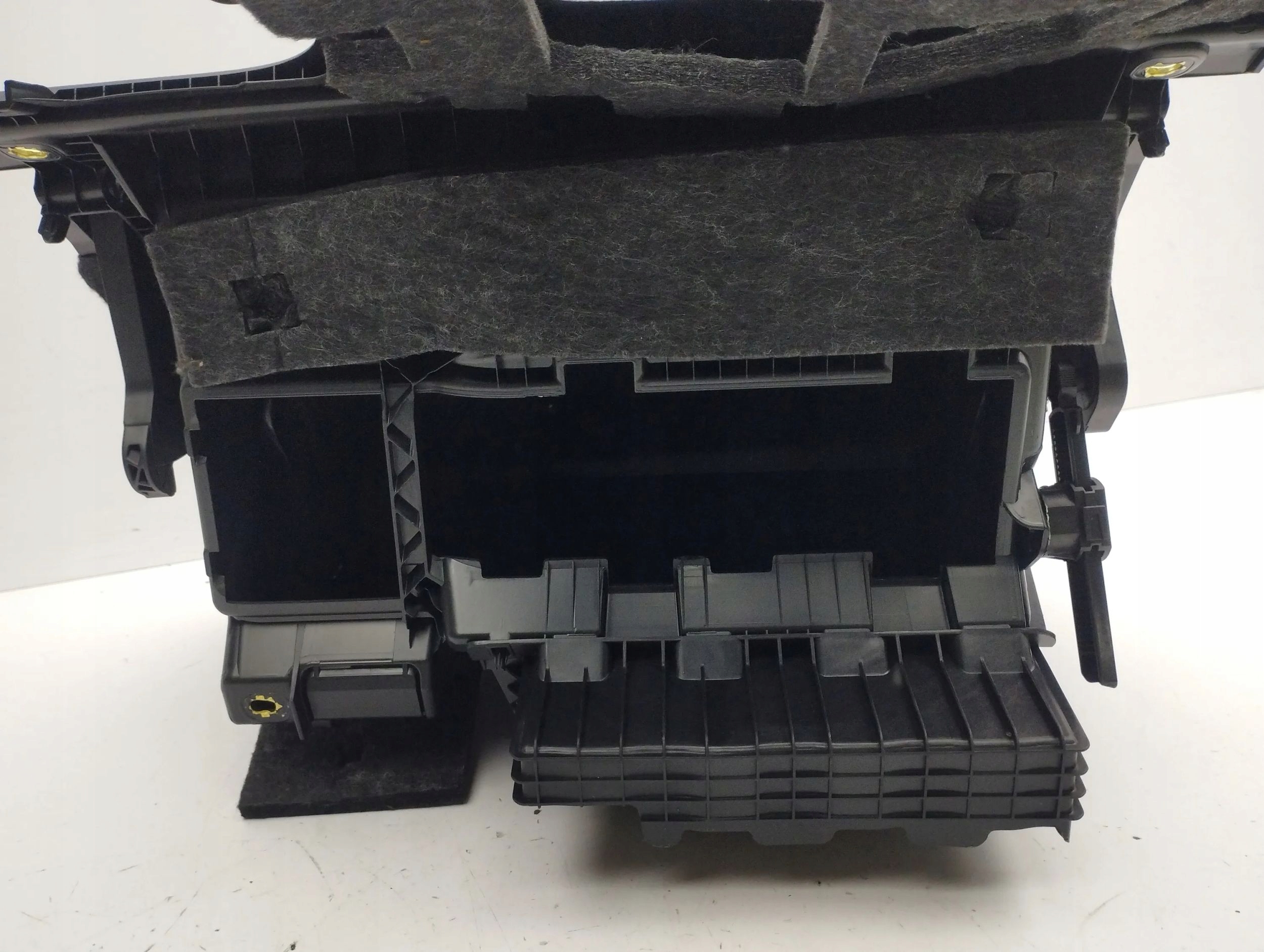 Audi Q2 - 2017 бардачок