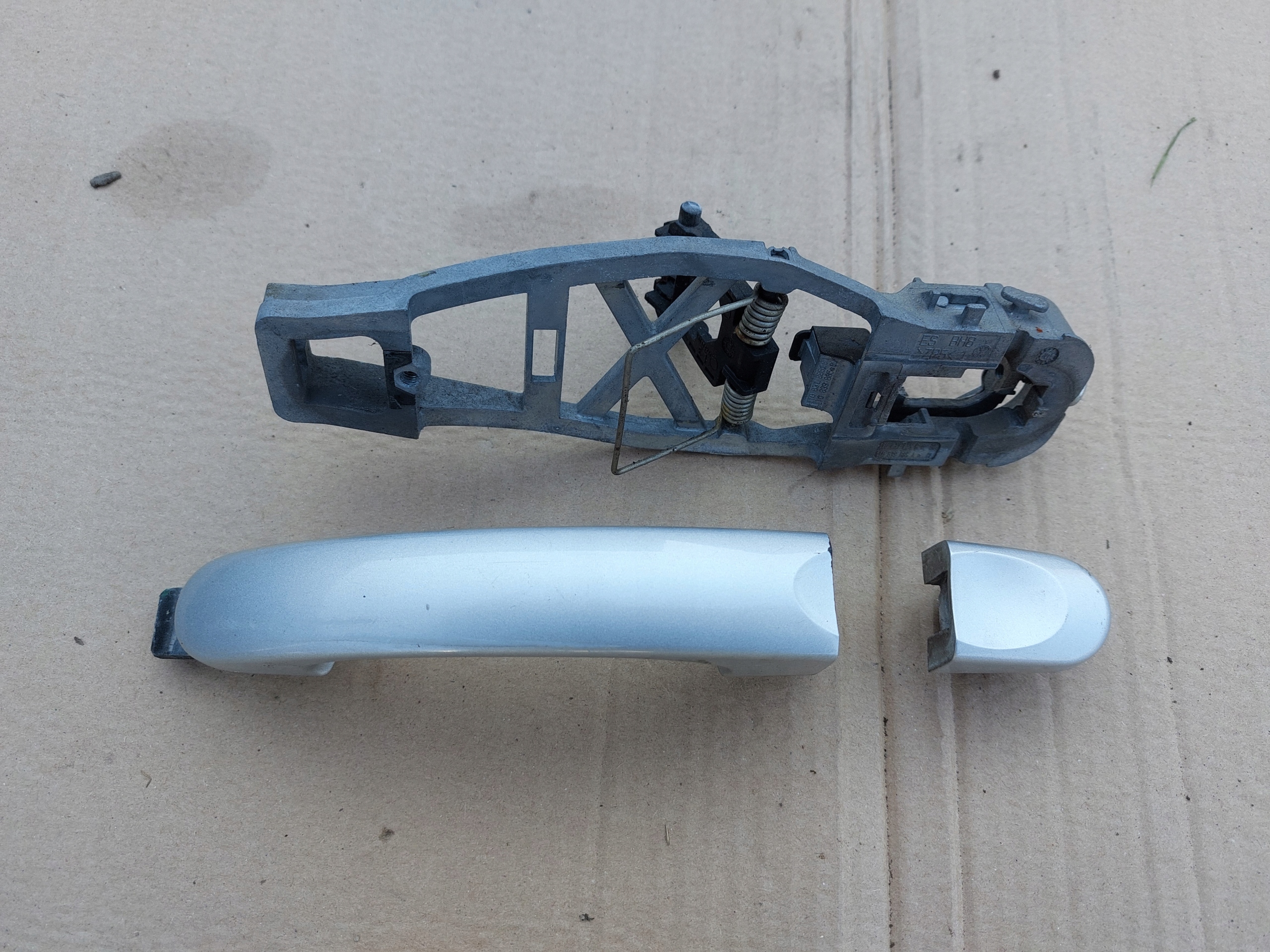 7H0837209 1T0837885 - VW TOURAN II НАРУЖНАЯ РУЧКА ДВЕРИ ЛЕВАЯ ЗАДНЯЯ LA7W