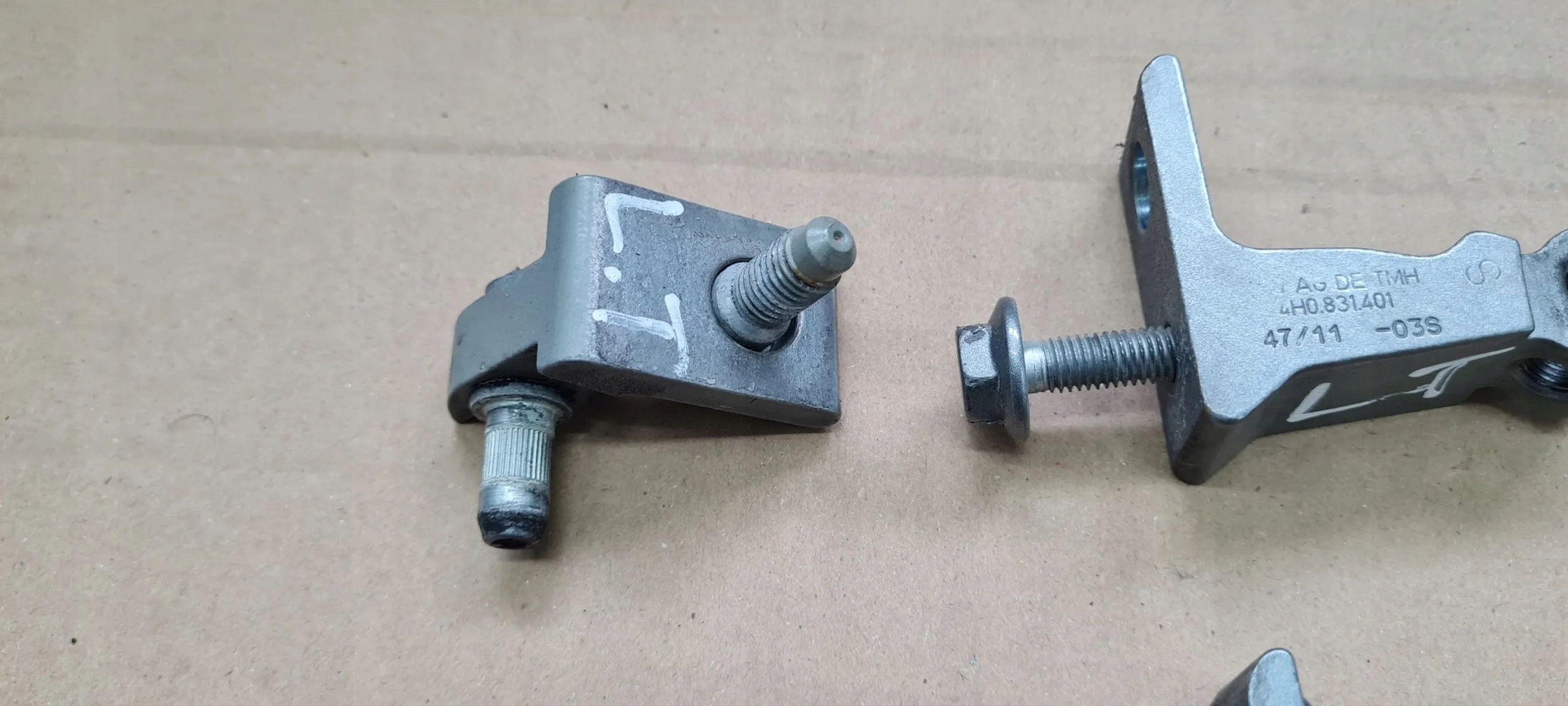 A7 4G hinge hinges door left left rear part rear. KOMPLET LY7G