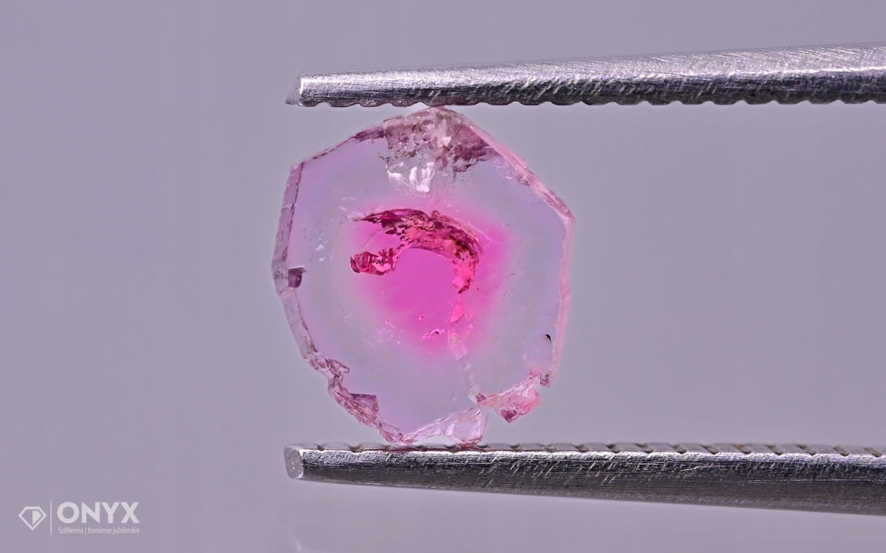 Turmalín nepravidelná deska 6x5,5 mm