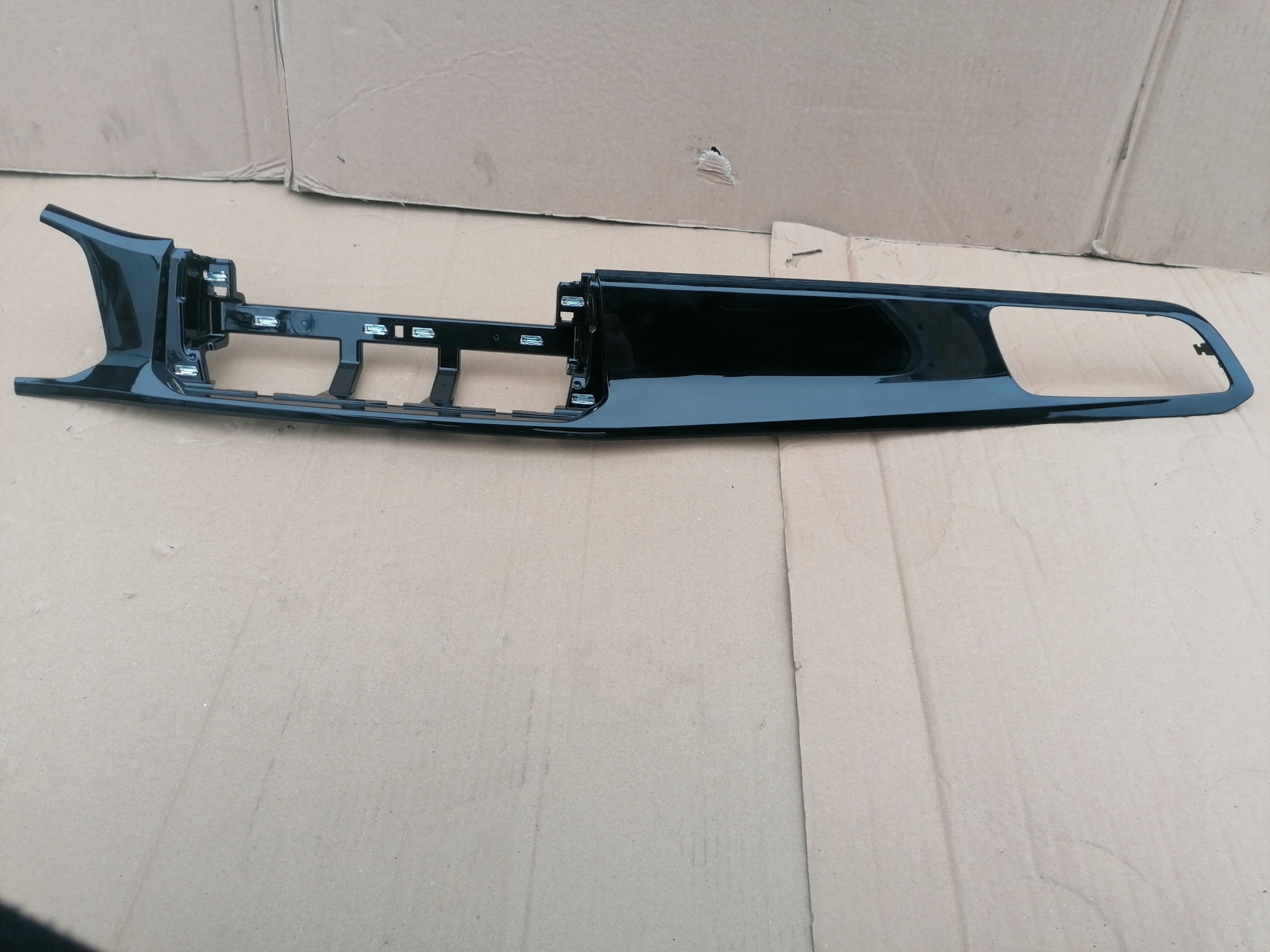 2GA858036 - VW T-ROC 2GA КОНСОЛЬ