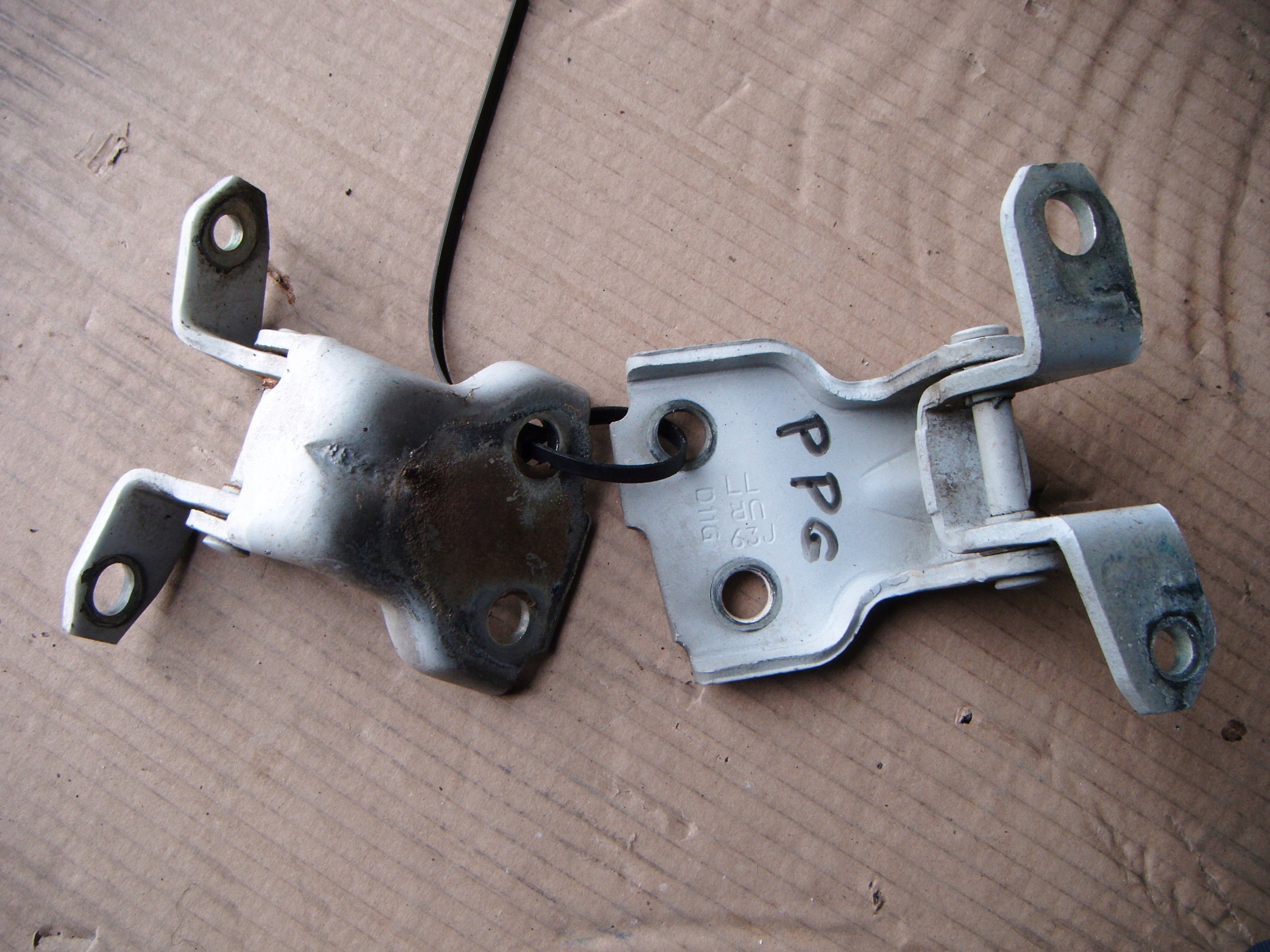 SUZUKI ALTO PIXO 09-14 1.0B ZAWIAS DRZWI GÓRA DÓŁ