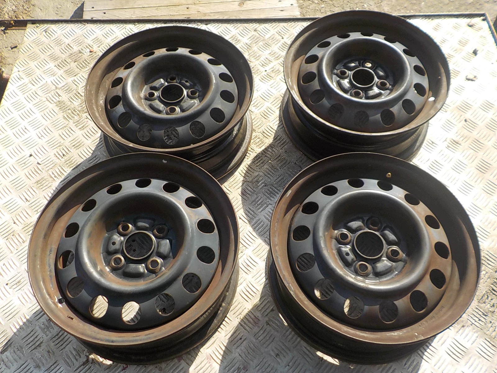 TOYOTA YARIS e CERCHI Ferro R14 4x100 2697K26