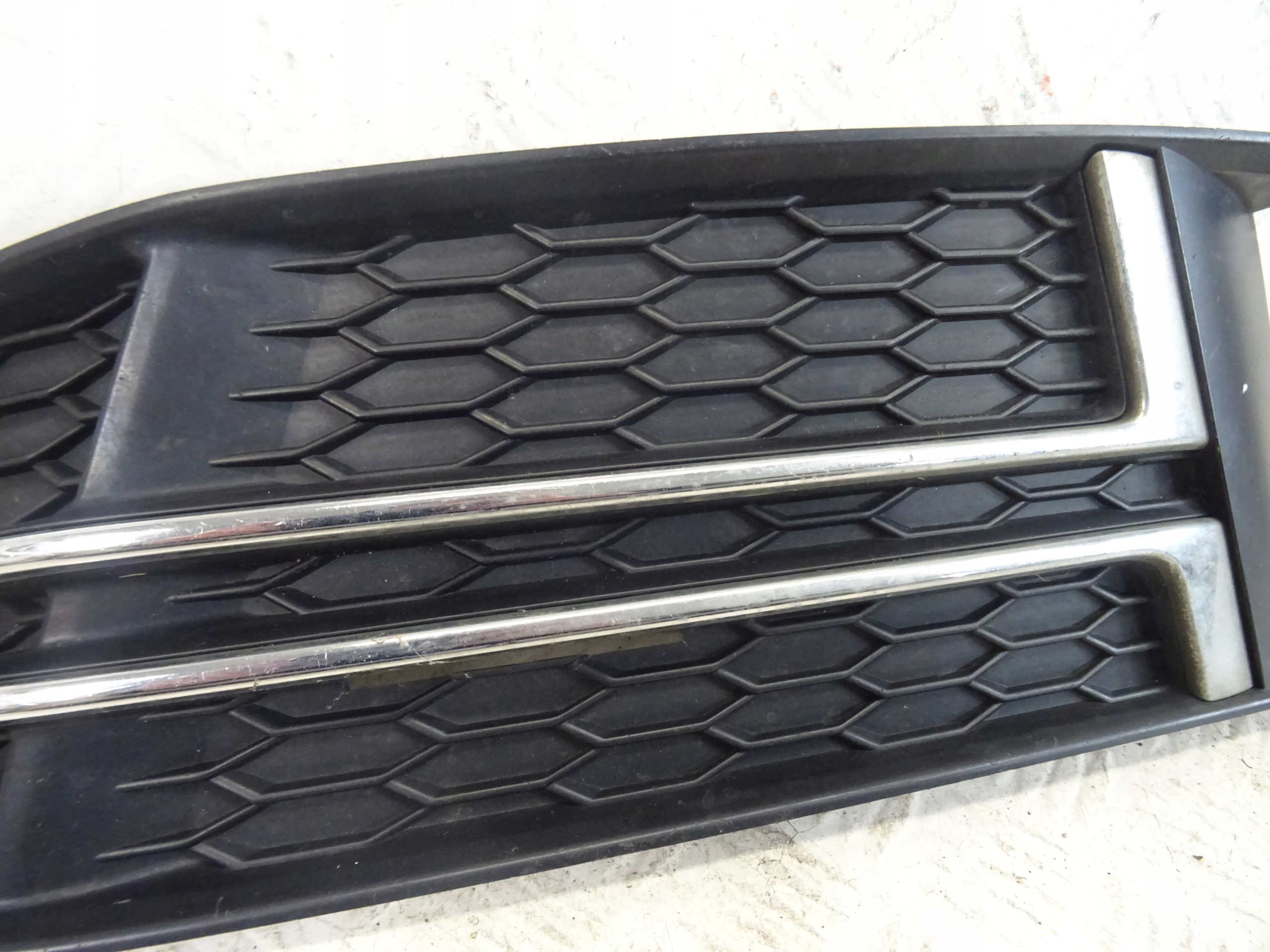 grid of a bumper front front left AUDI A4 B9 S-LINE 8W0807681F