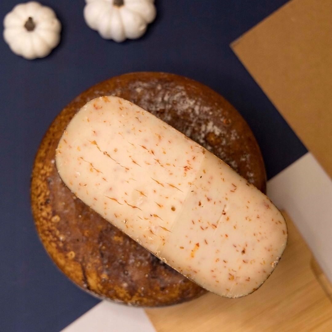 francuski ser Tomme z francuską papryką Espelette