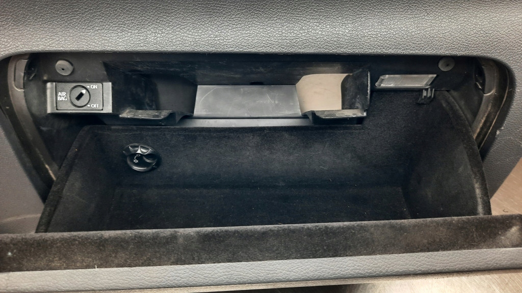 бардачок пассажира 1K1857290 vw Golf V 07R