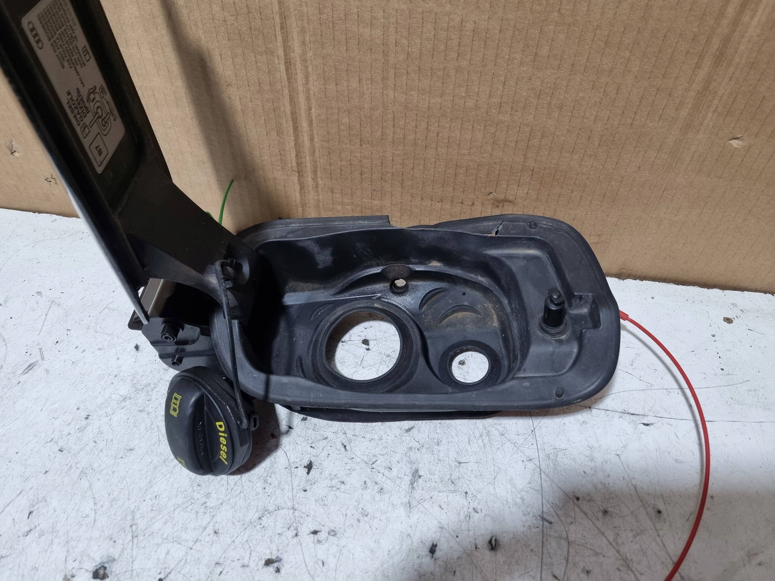 vratašca amortizer rezervoara goriva KPL 4K0809906 4M0826153 AUDI A6 C8