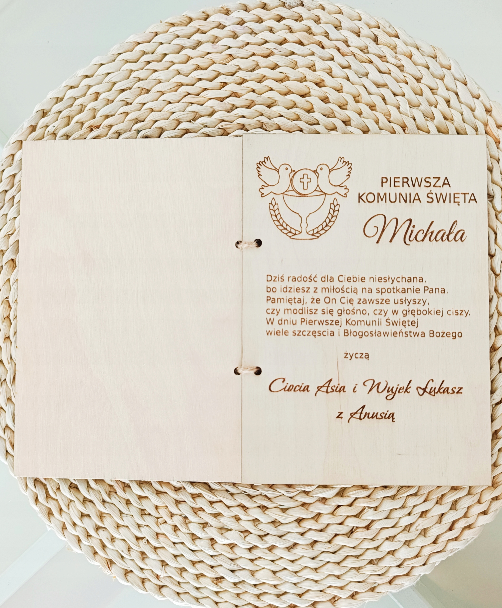 KARTKA PREZENT PAMIĄTKA NA PIERWSZĄ KOMUNIĘ ŚWIĘTĄ SKLEJKA DREWNO DUŻA A5 Marka inna