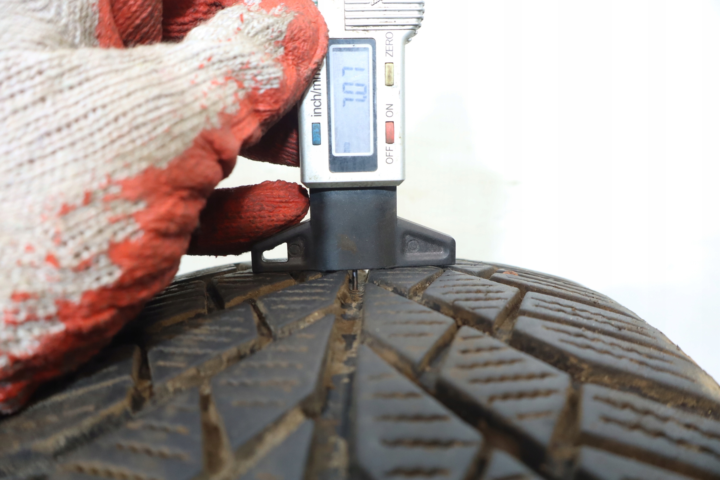 OPONA OPONY 4 SZT TIPTYRE 185/65/15 ZIMA 21R Waga produktu z opakowaniem jednostkowym 10 kg