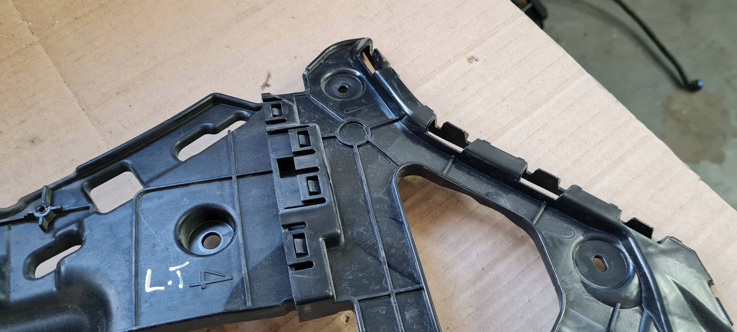 SQ8 4M Q8 support bracket holder of a bumper left rear part 4M8807453
