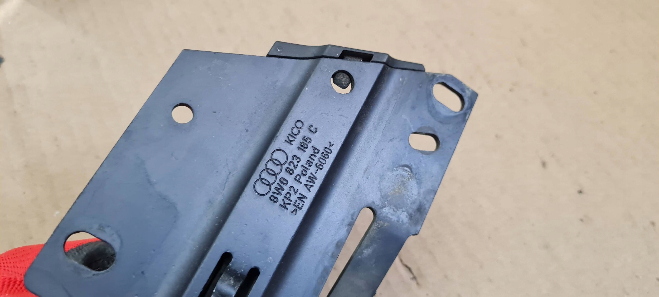 A4 B9 8W lock RYGIEL bonnets left 8W0823185C A5 8W