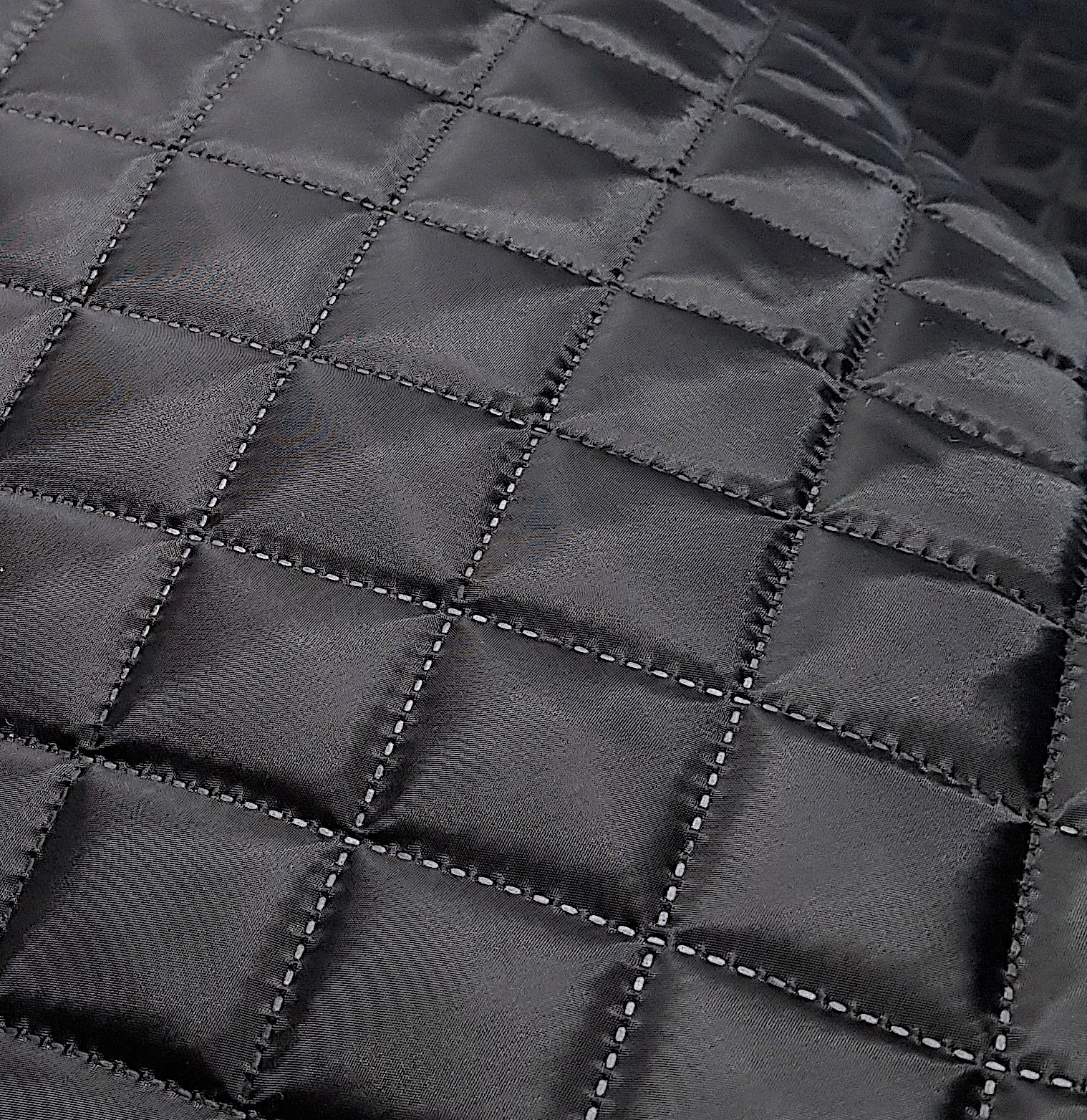 80gr 50 bm Černá prošívaná Podšívka s kosočtverci 5x5 na oděvním zateplení