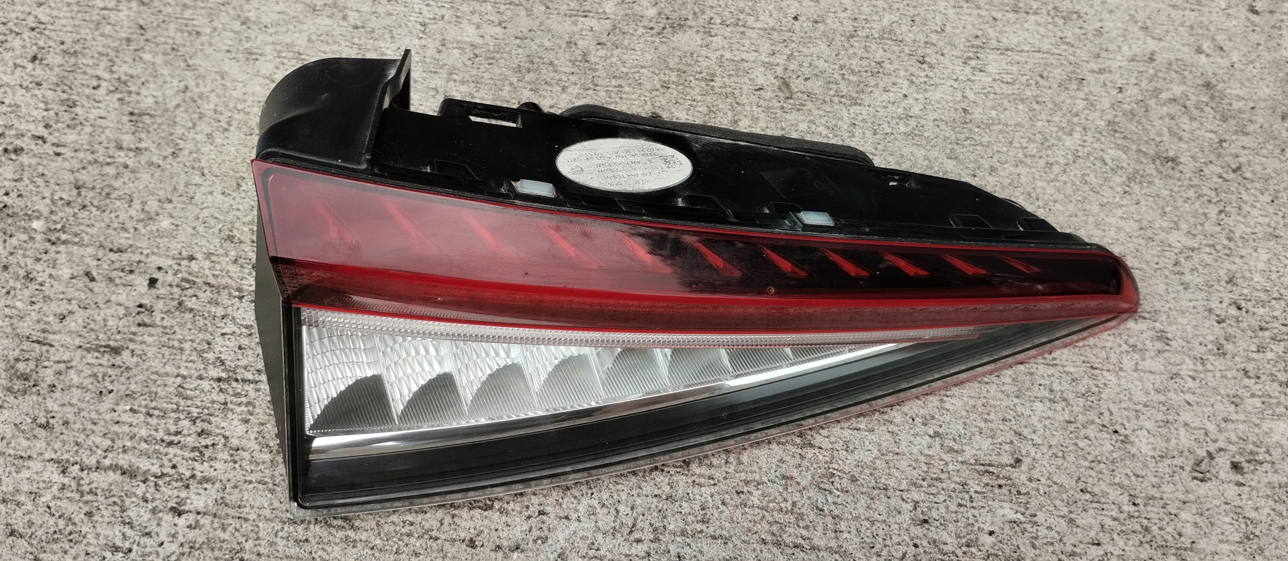 фонарь крышки багажника в крышке задний левый SKODA ENYAQ 5LG945307B