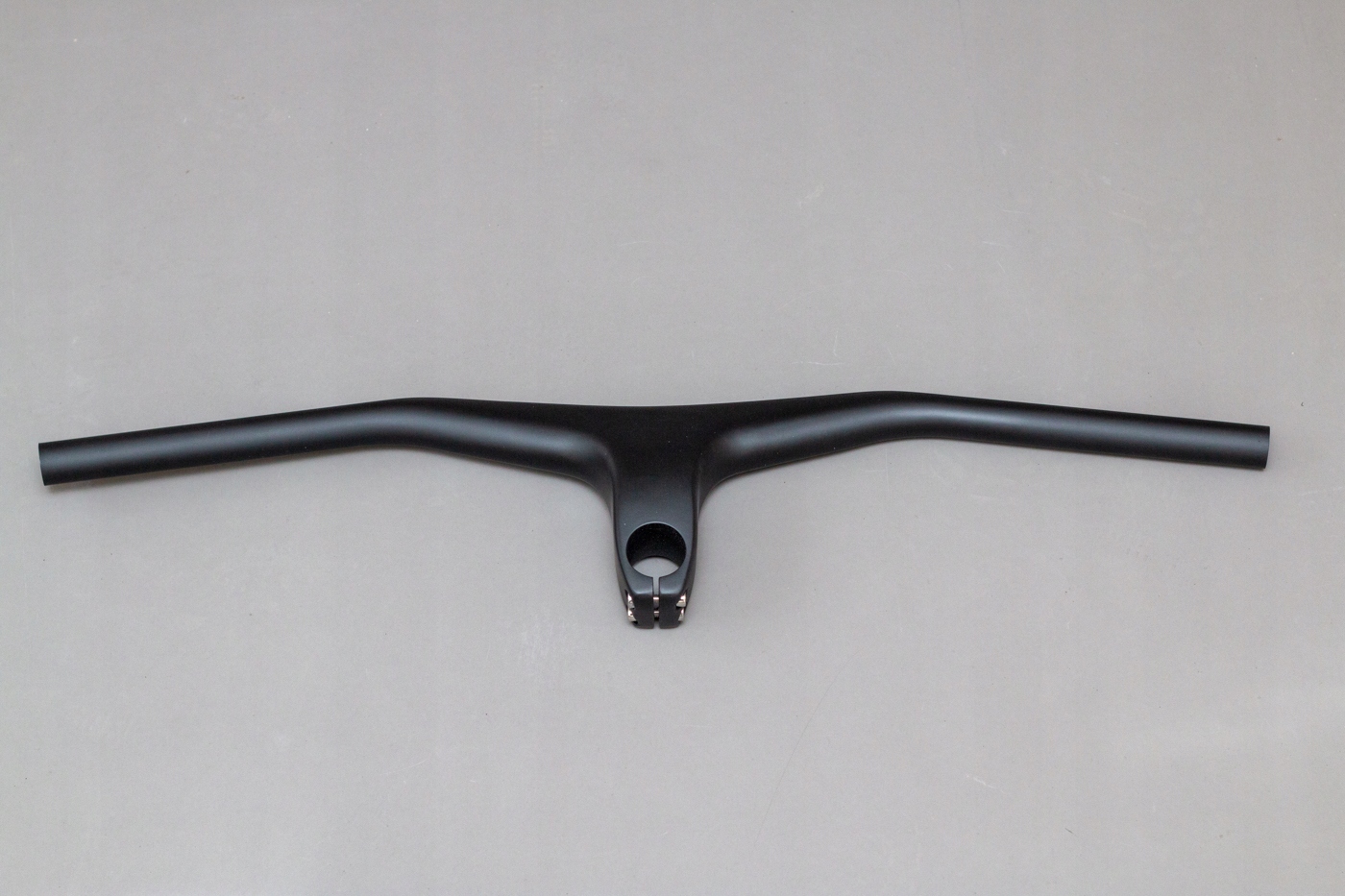 Kierownica karbonowa RADIKAL FLATBAR zintegrowana - prosta 62cm