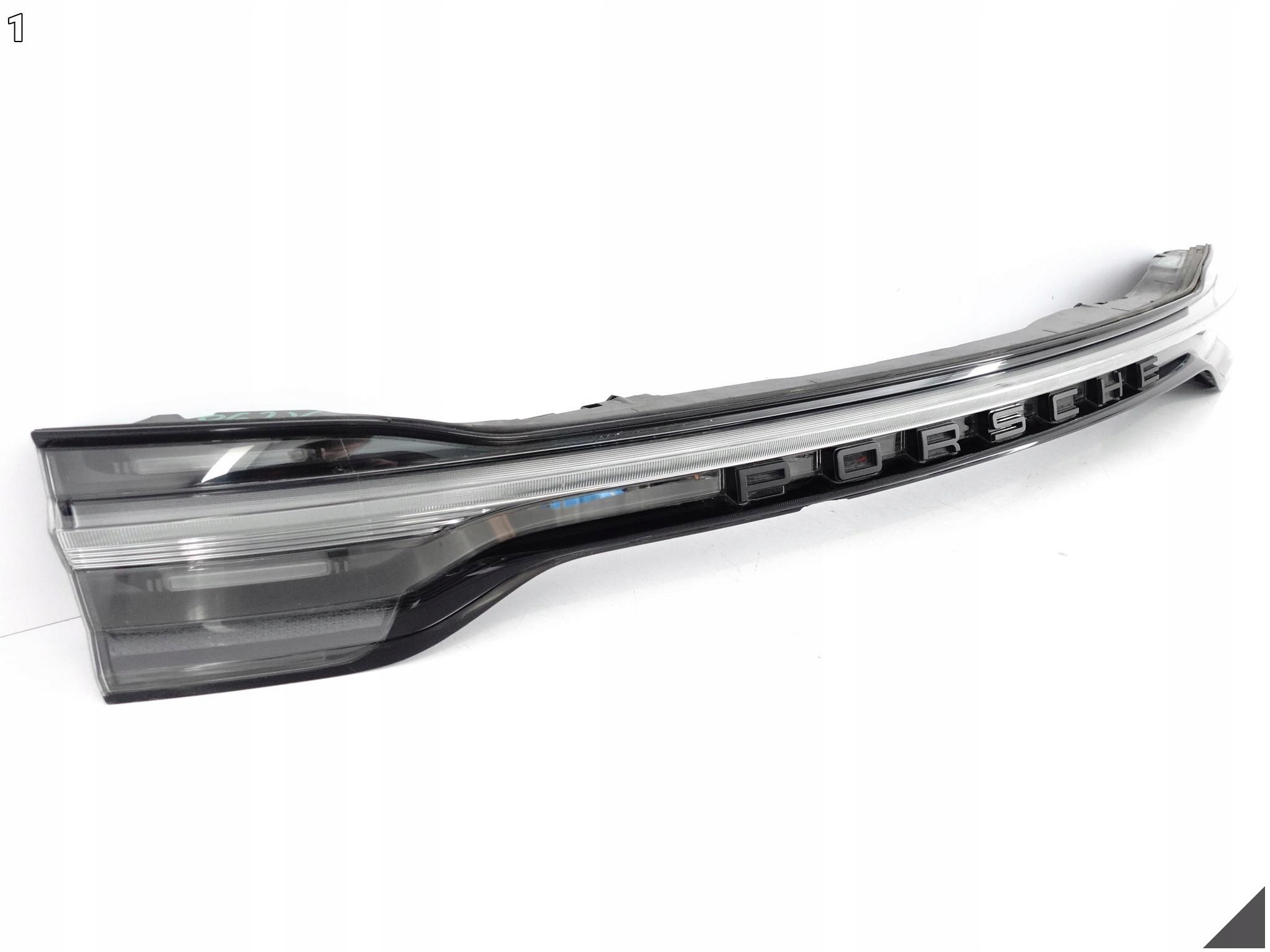PORSCHE MACAN 95B GTS LIFT 18- light LED cap central W boot CIEMNA