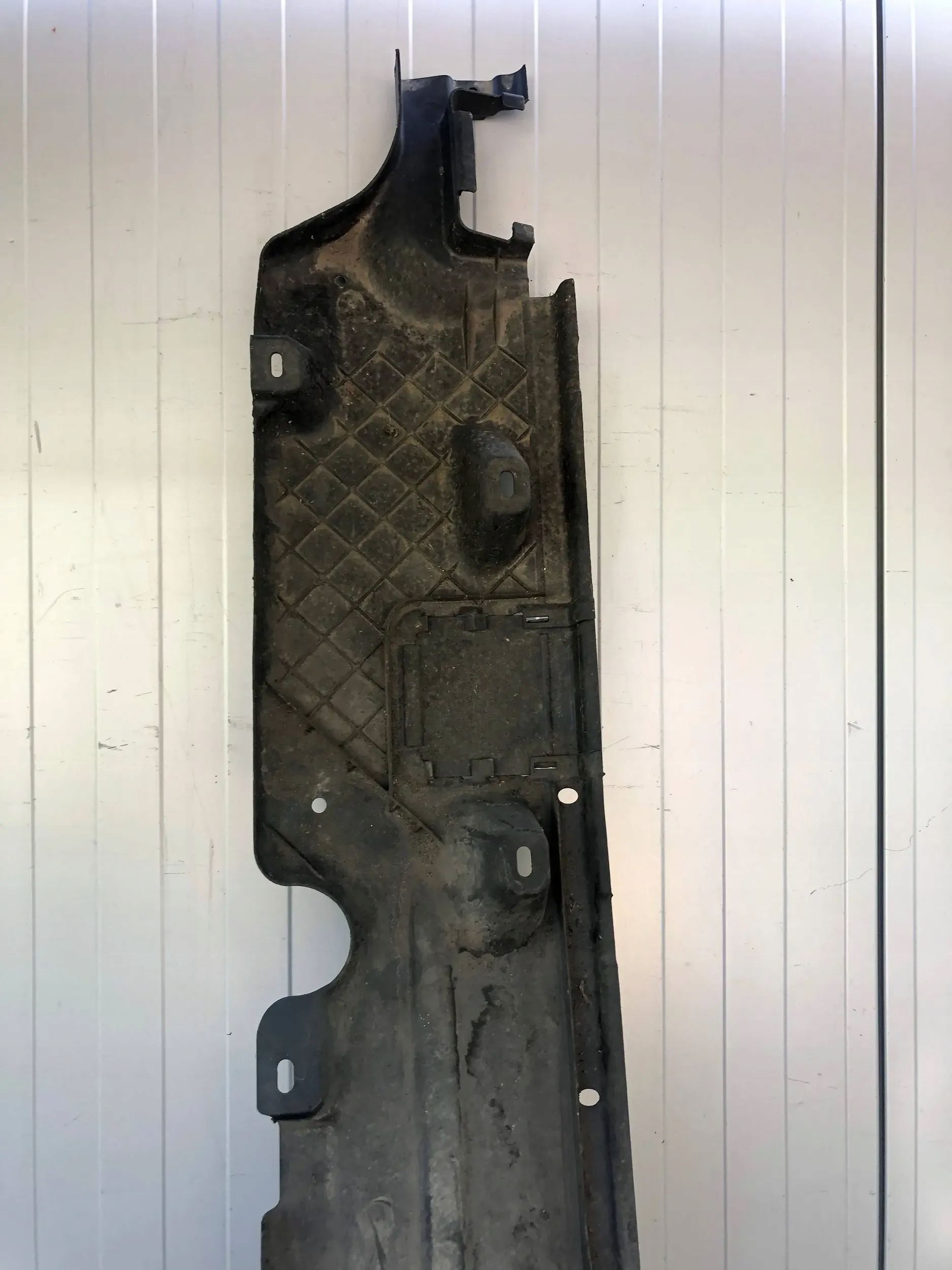 cover chassis left AUDI Q7 4L 7L8825211E