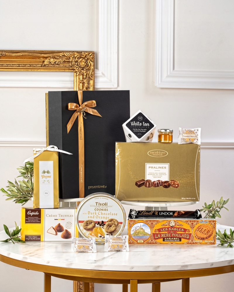 Levně Elegantní dárkový koš se sladkostmi M06