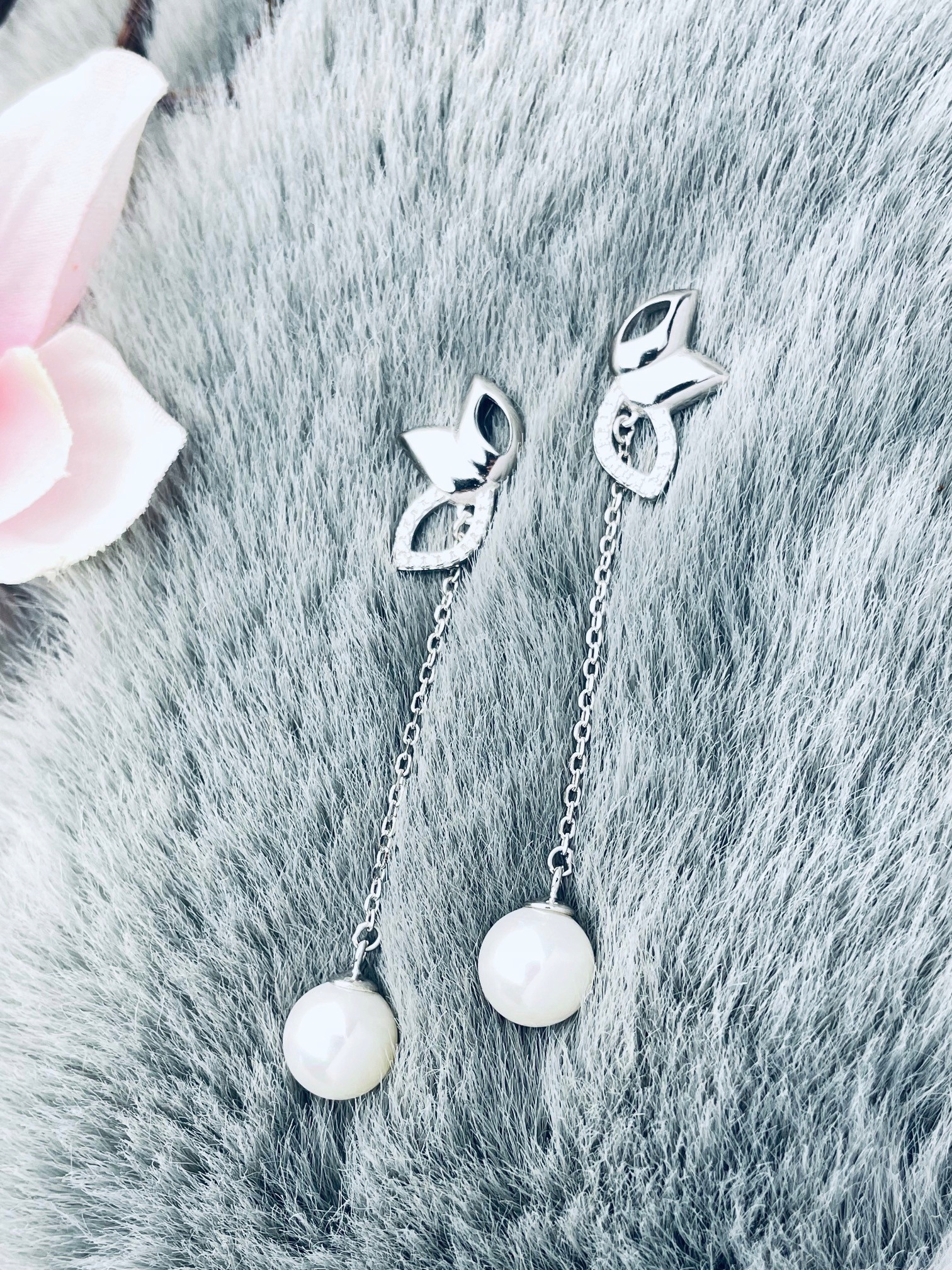 Stříbrné náušnice s květinami a perlou