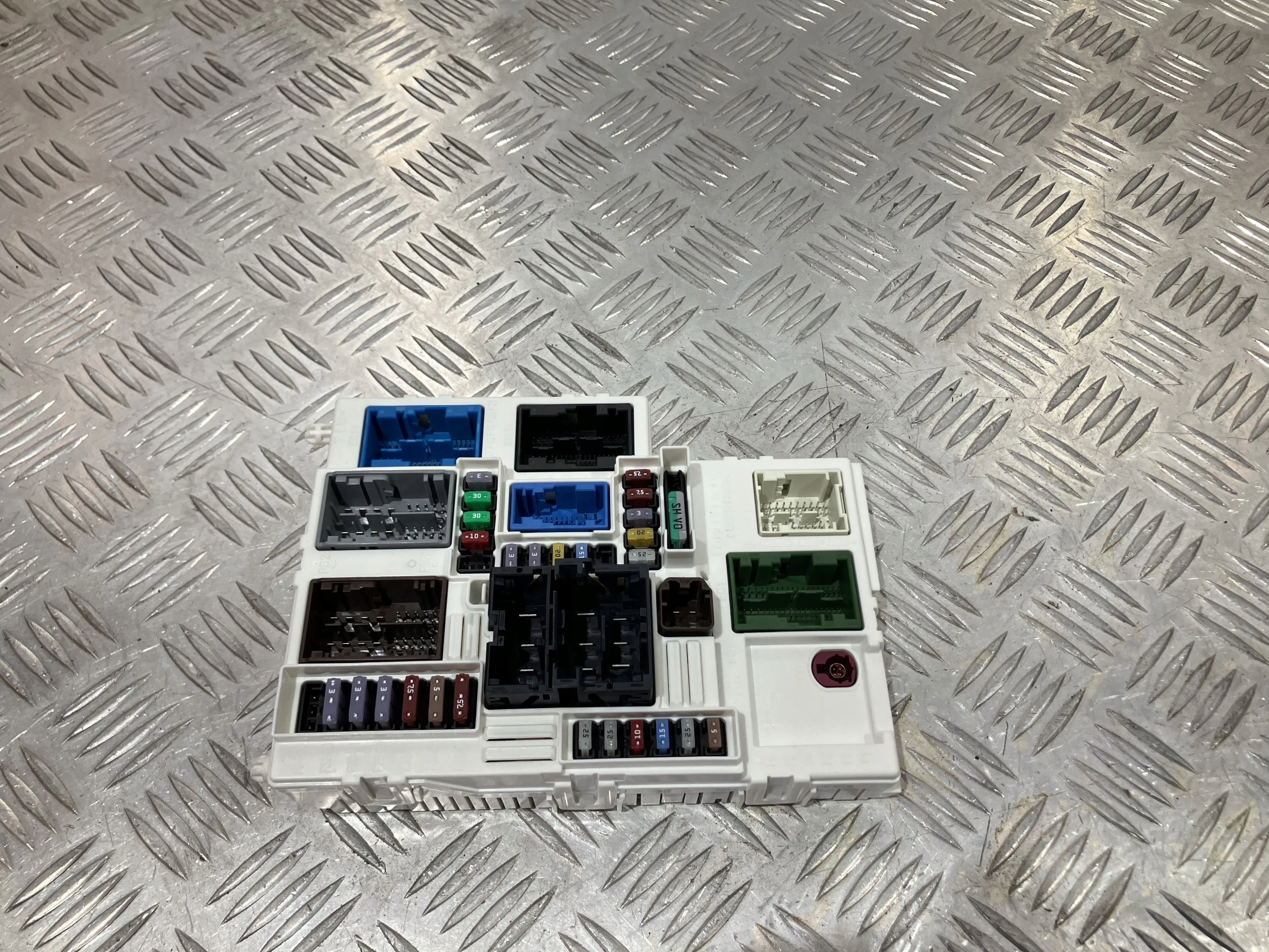 SKRZYNKA BEZPIECZNIKÓW MODUŁ BSI OPEL ASTRA L VI HB 22- 9857474480