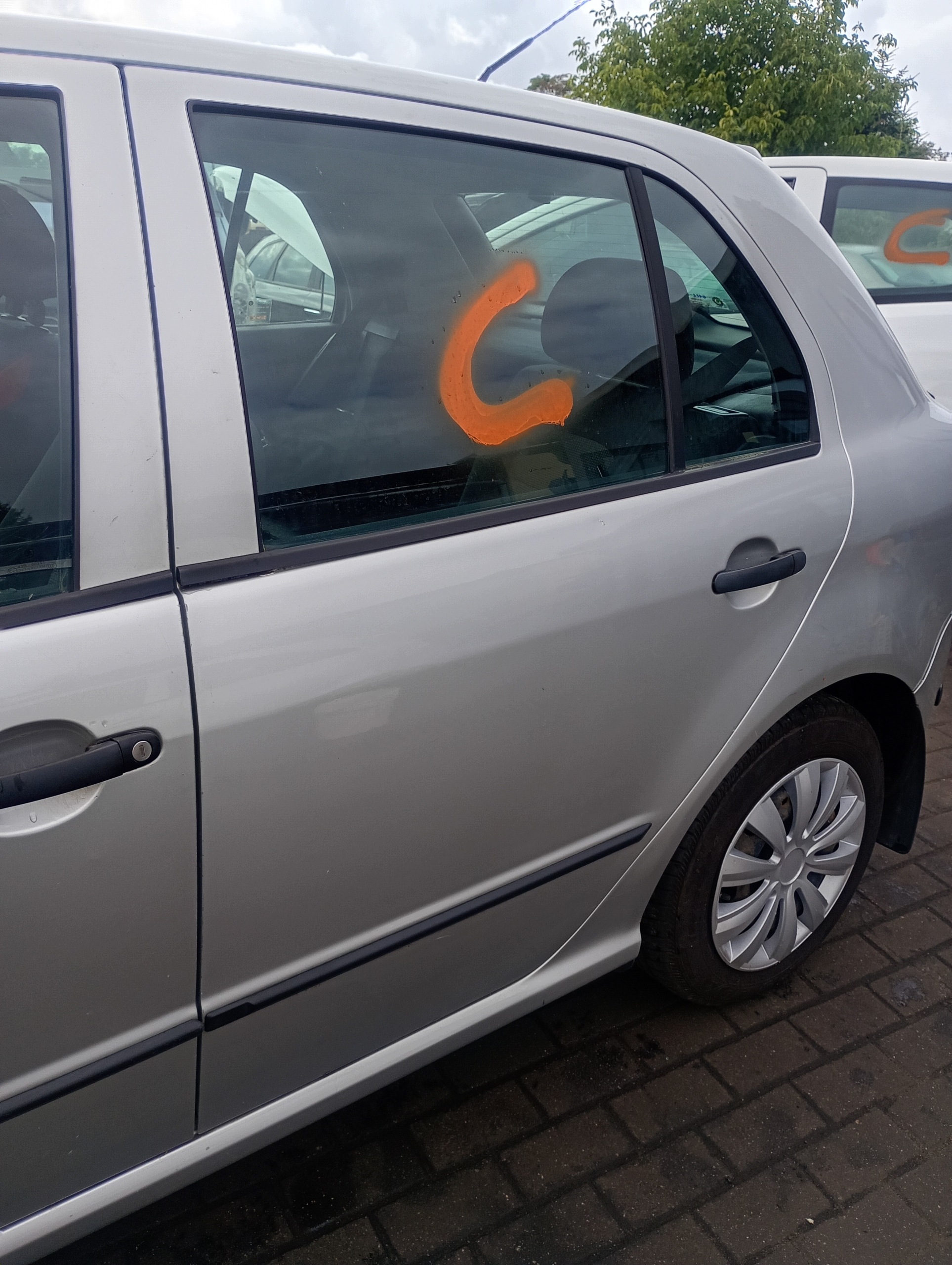 door left rear. rear part Skoda Fabia and 1 99-07 code lakieru 9102