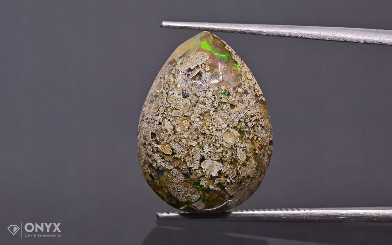 Opál z Etiopie v mateřské skále kabošon slza