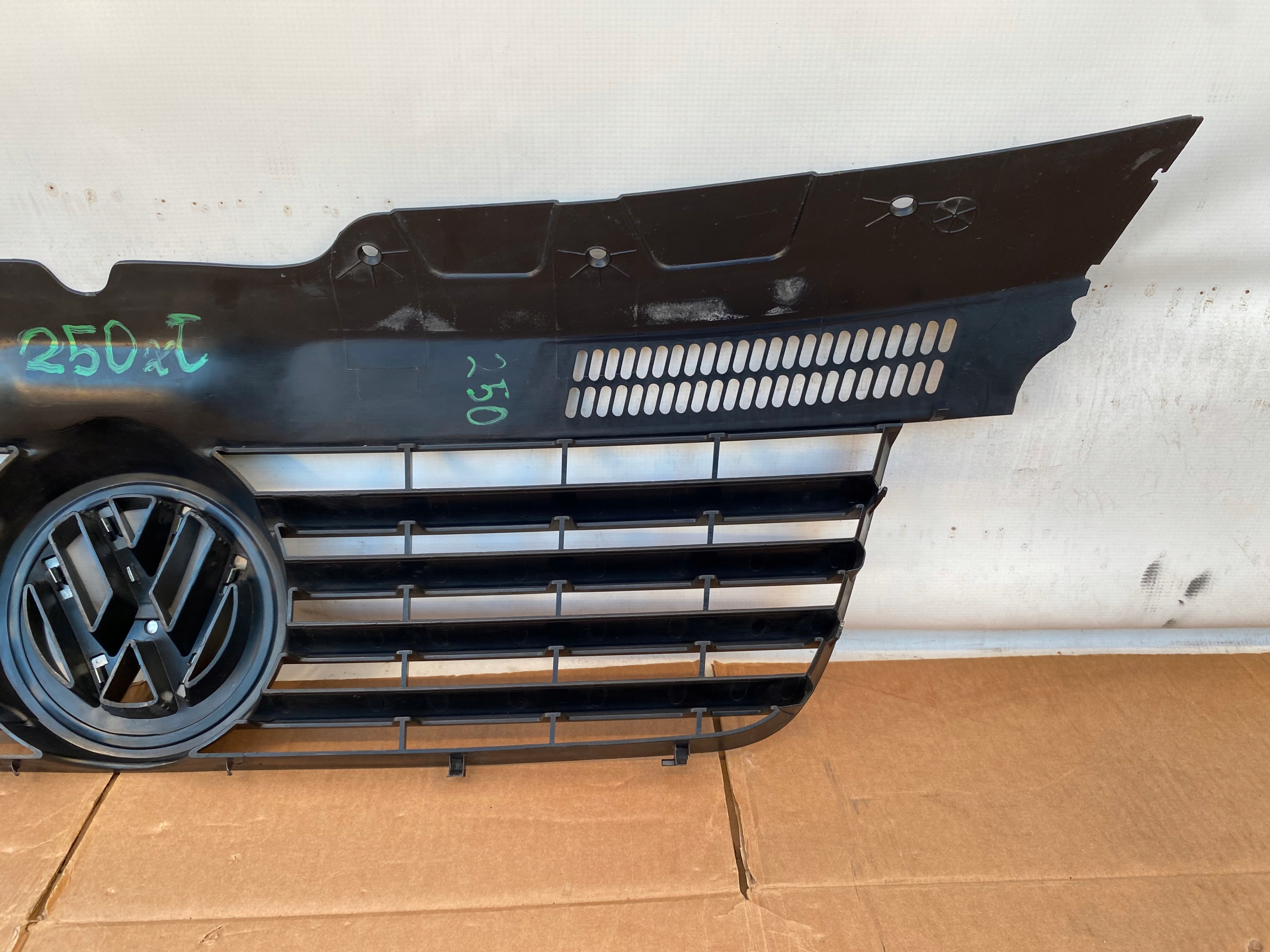 VW T5 CARAVELLE MULTIVAN 03- GRIGLIA Originale Logo CHROM 7H0807101