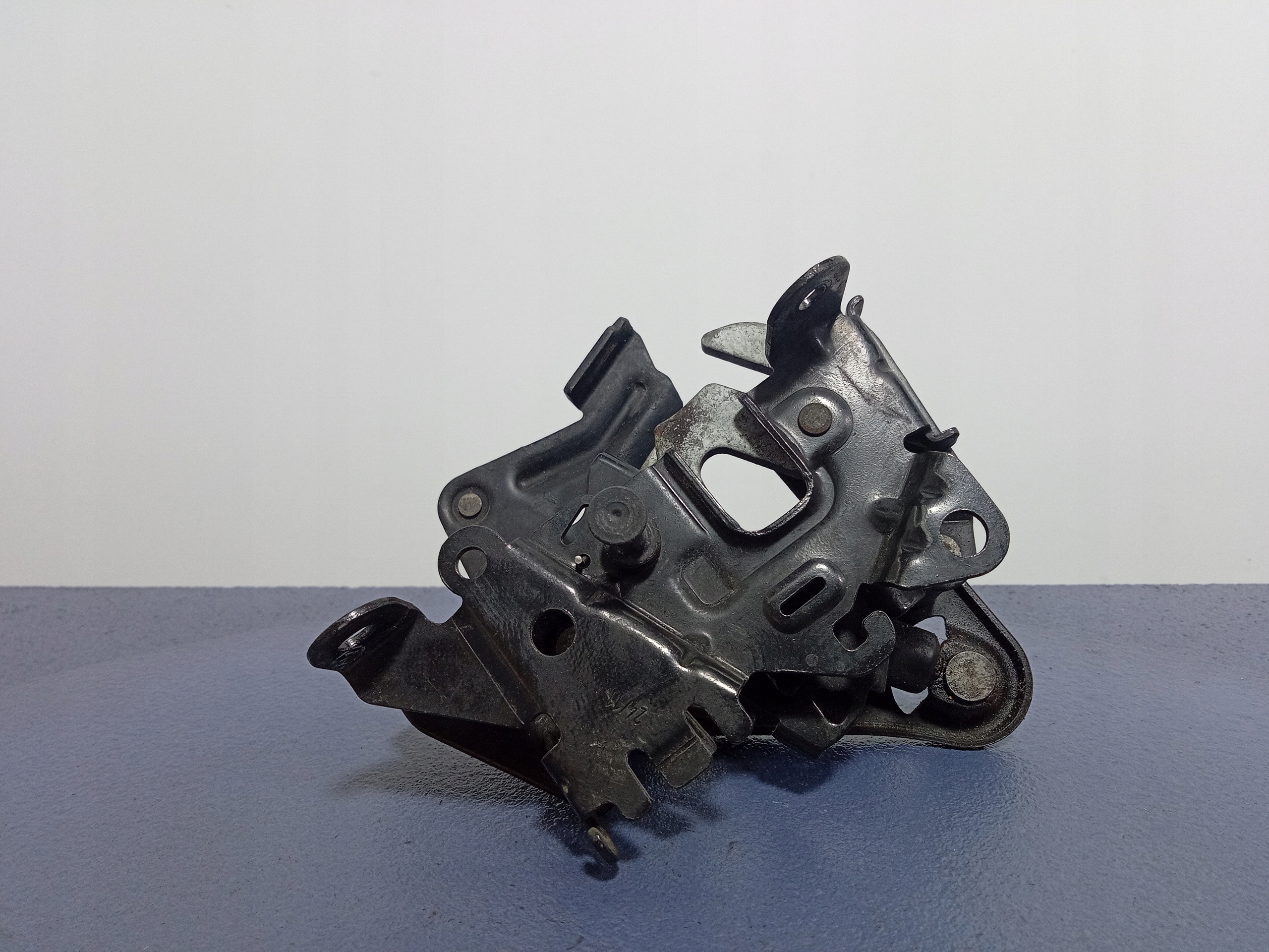 BMW 5 GT F07 замок капота л 7183761