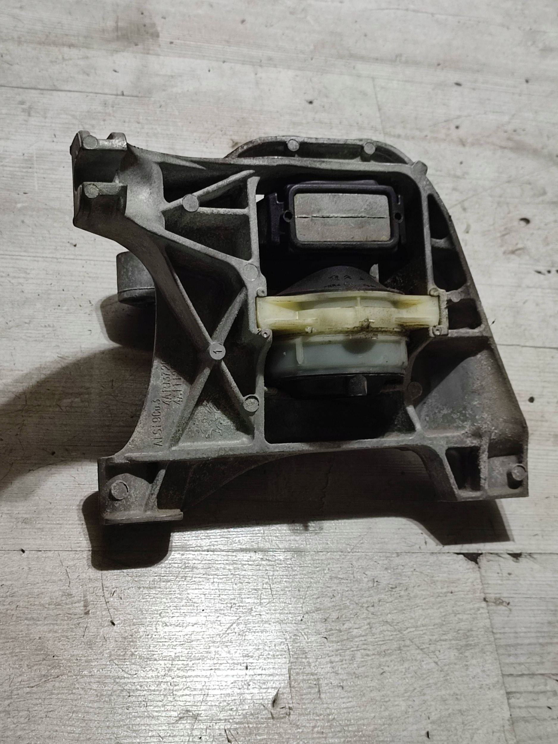 Peugeot 308 2019 engine mount