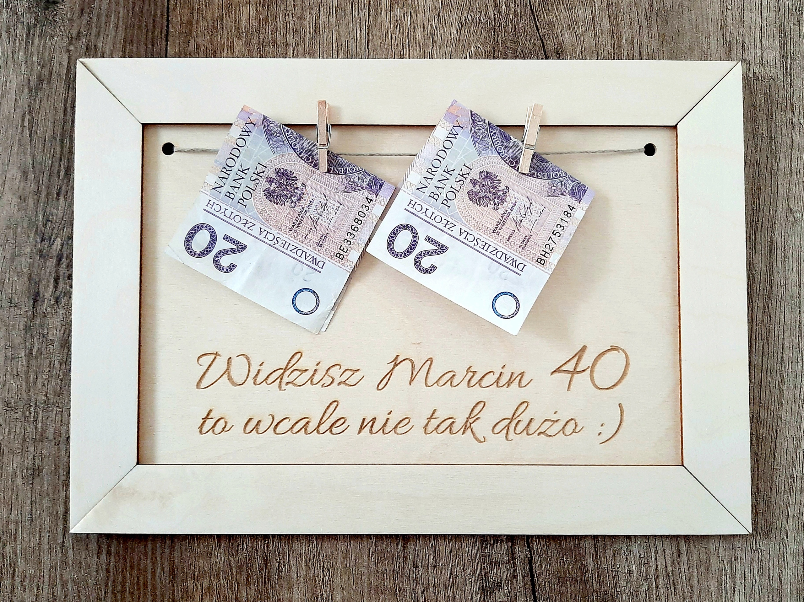 Kartka drewniana PREZENT na urodziny 20 30 40 50 Marka inna
