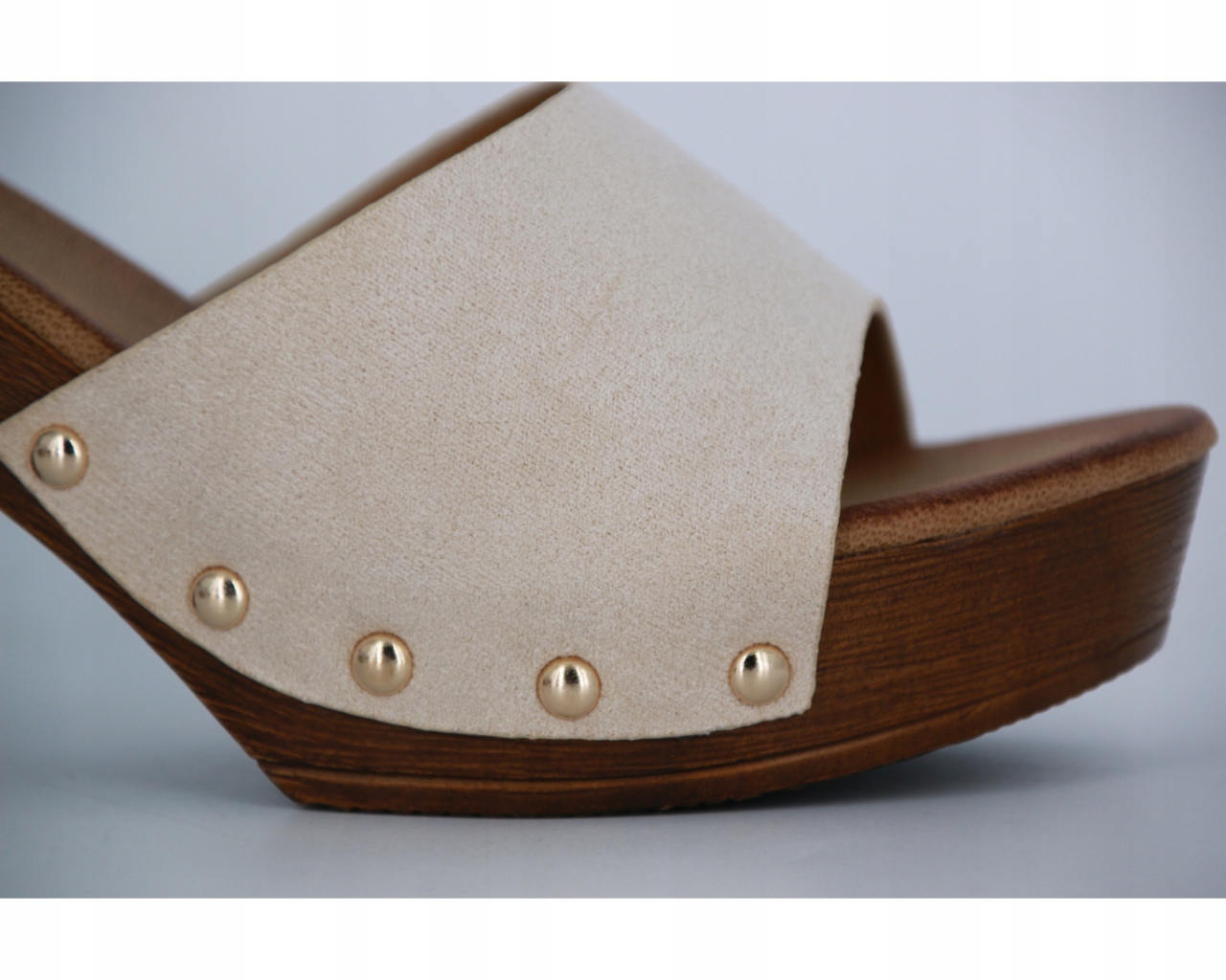 BEŻOWE DREWNIAKI NA OBCASIE KLAPKI DAMSKIE ZAMSZOWE Z ĆWIEKAMI 40 Materiał wkładki tworzywo sztuczne