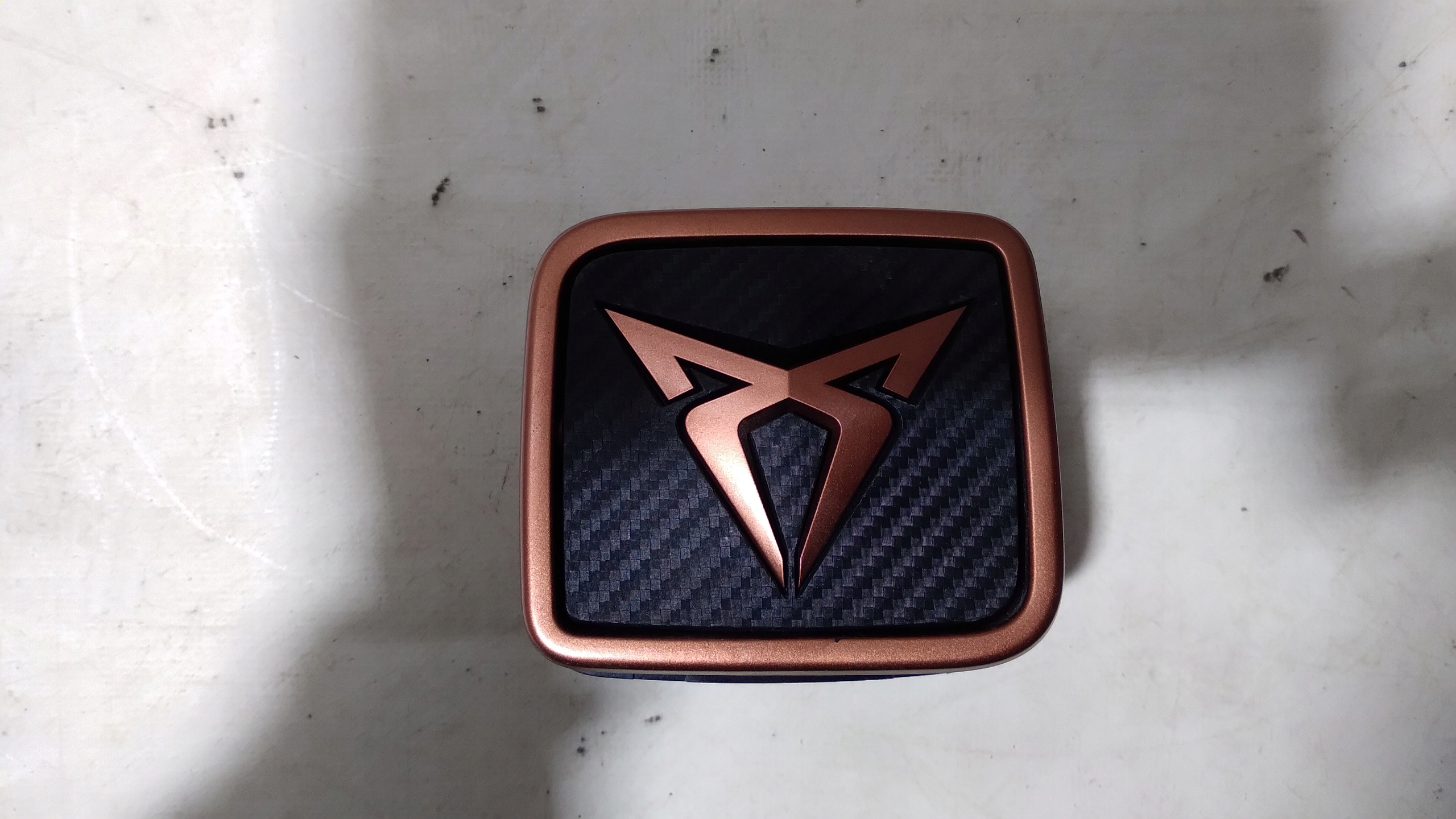 P-055 KLAMKA LOGO TYLNEJ KLAPY CUPRA 5FE827565C