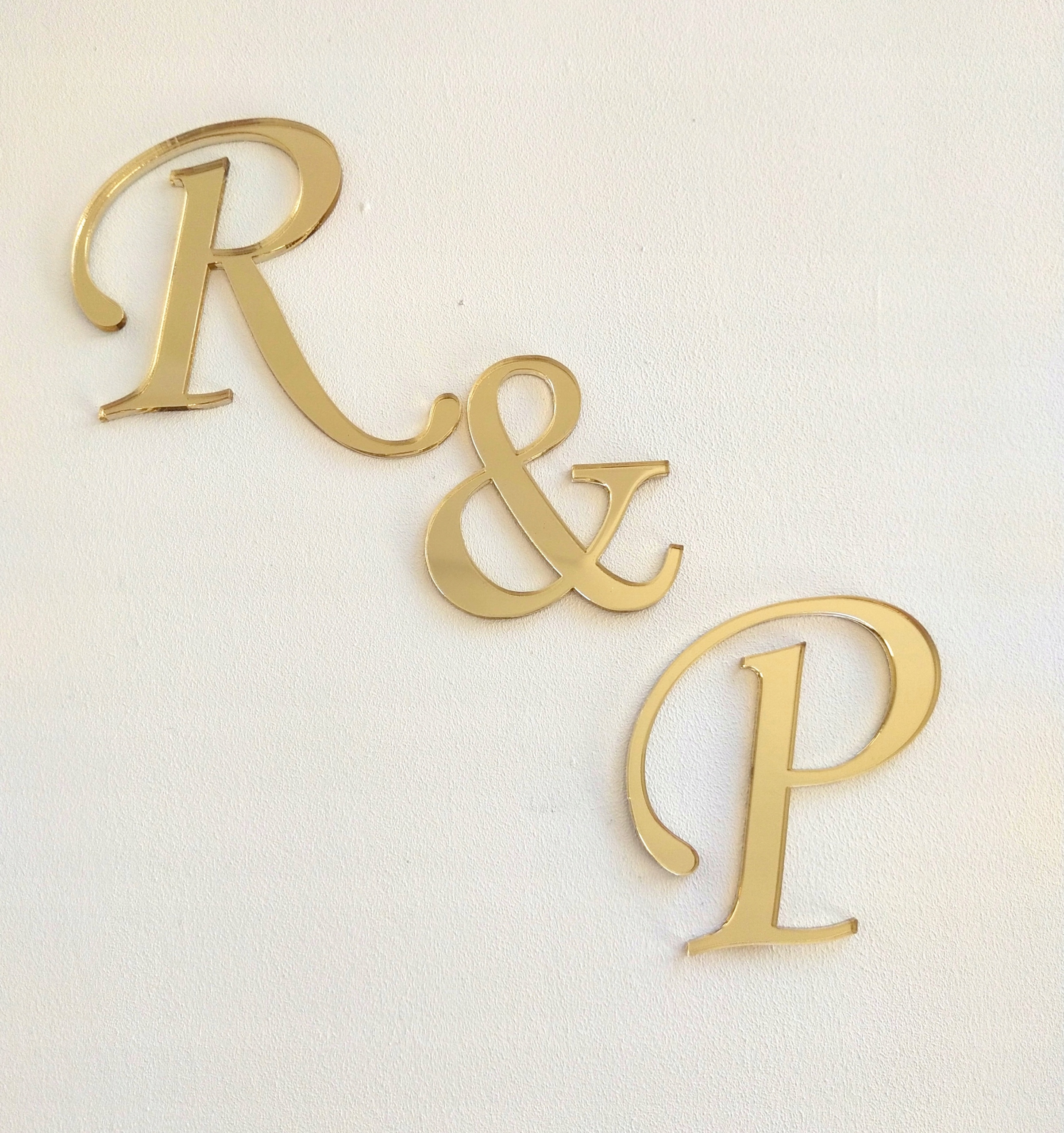 Inicjały DUŻE złote lustrzane plexi 7 cm Marka 4+ Nutrition