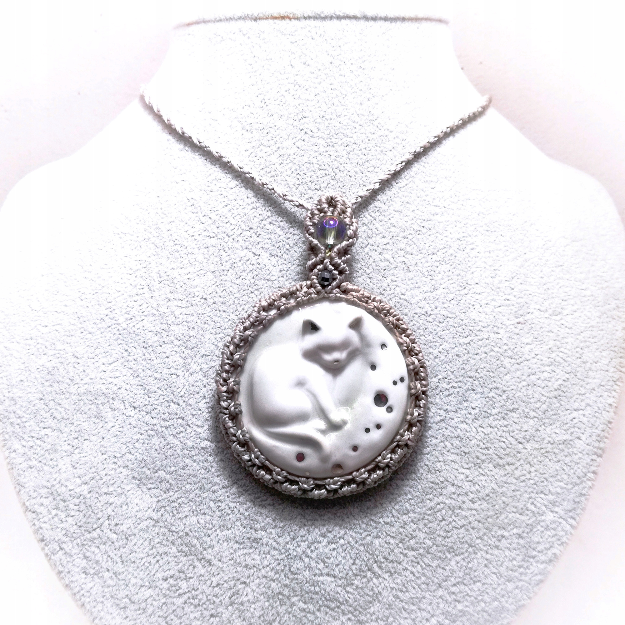 Kočka a Měsíc porcelán a křišťál horský v makru DelfinaDolls Kotě