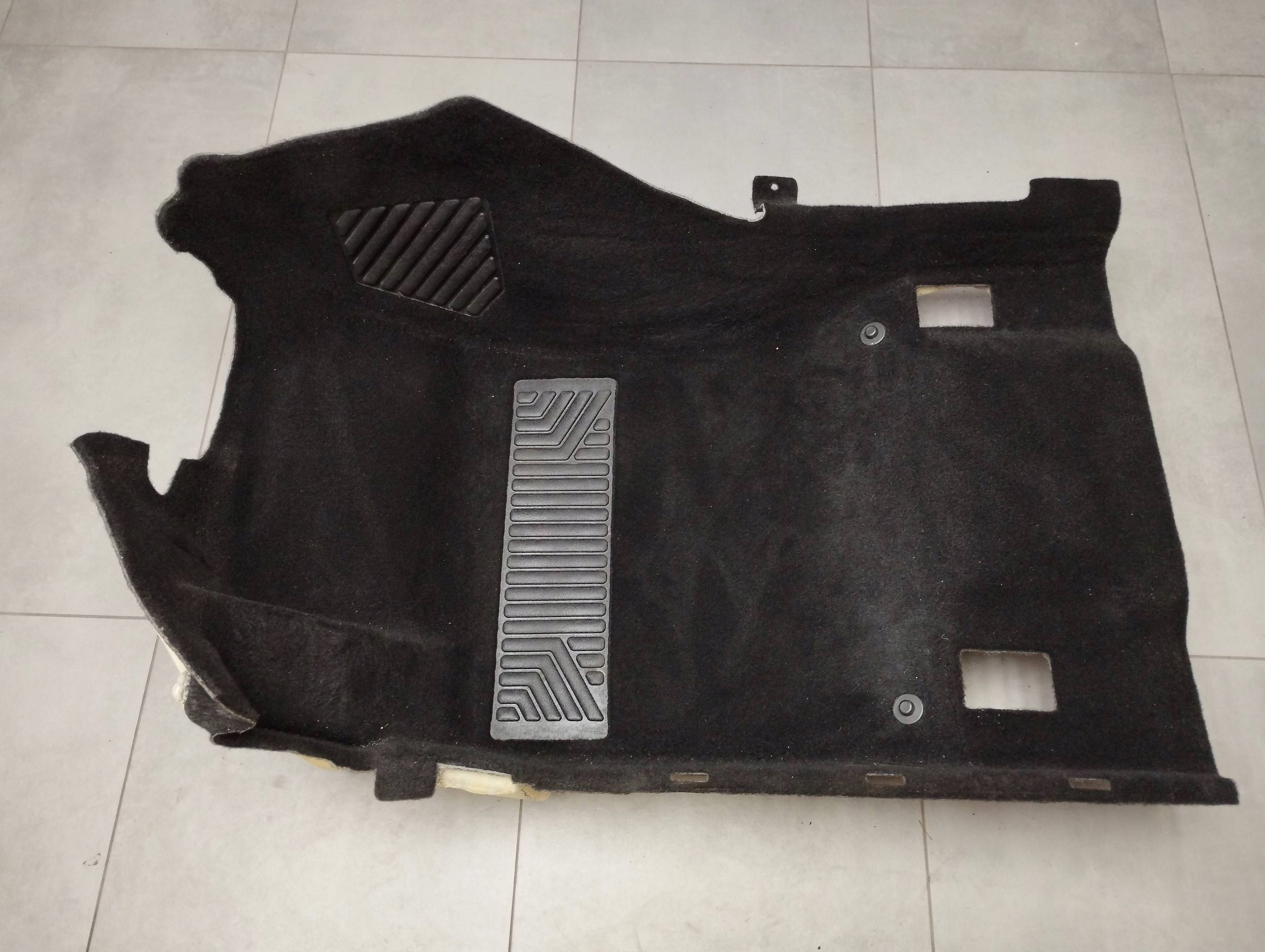 Mercedes B-KLASA W242 carpet left front A2426803700