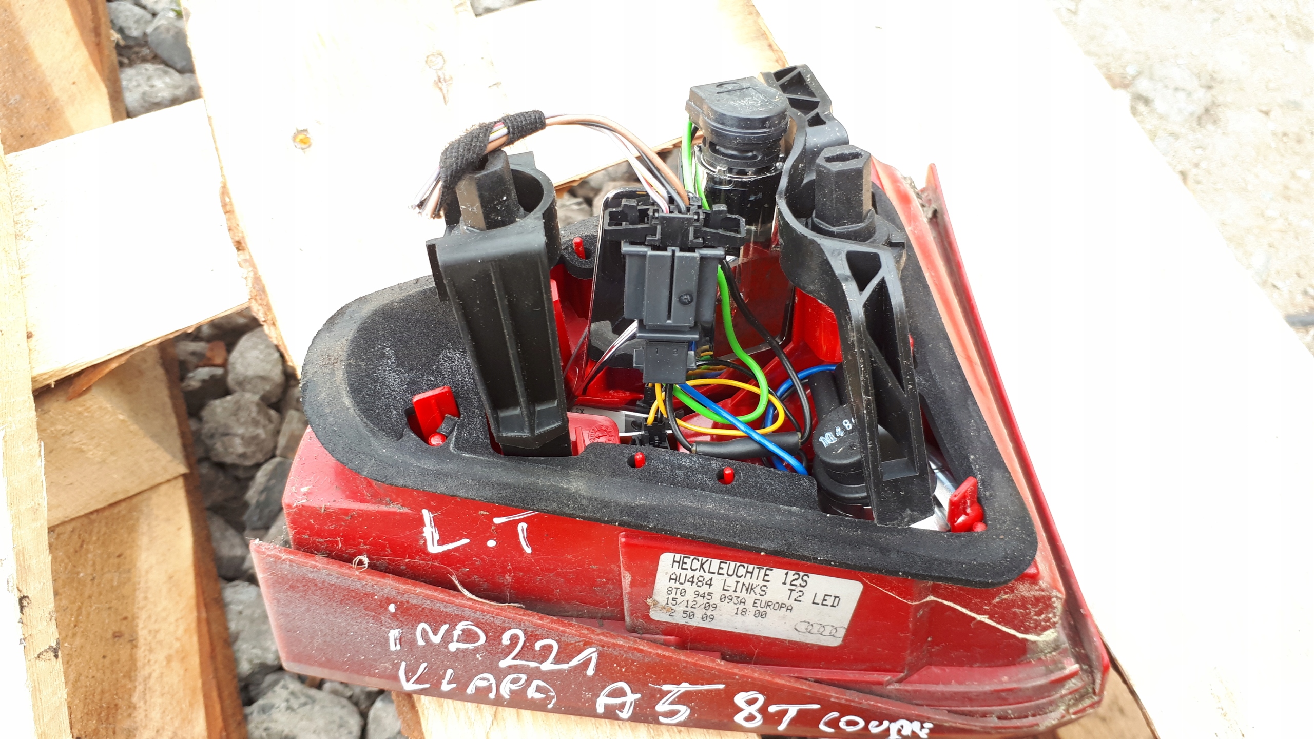 A5 8T light LED left rear part to the bonnet 8T0945093A