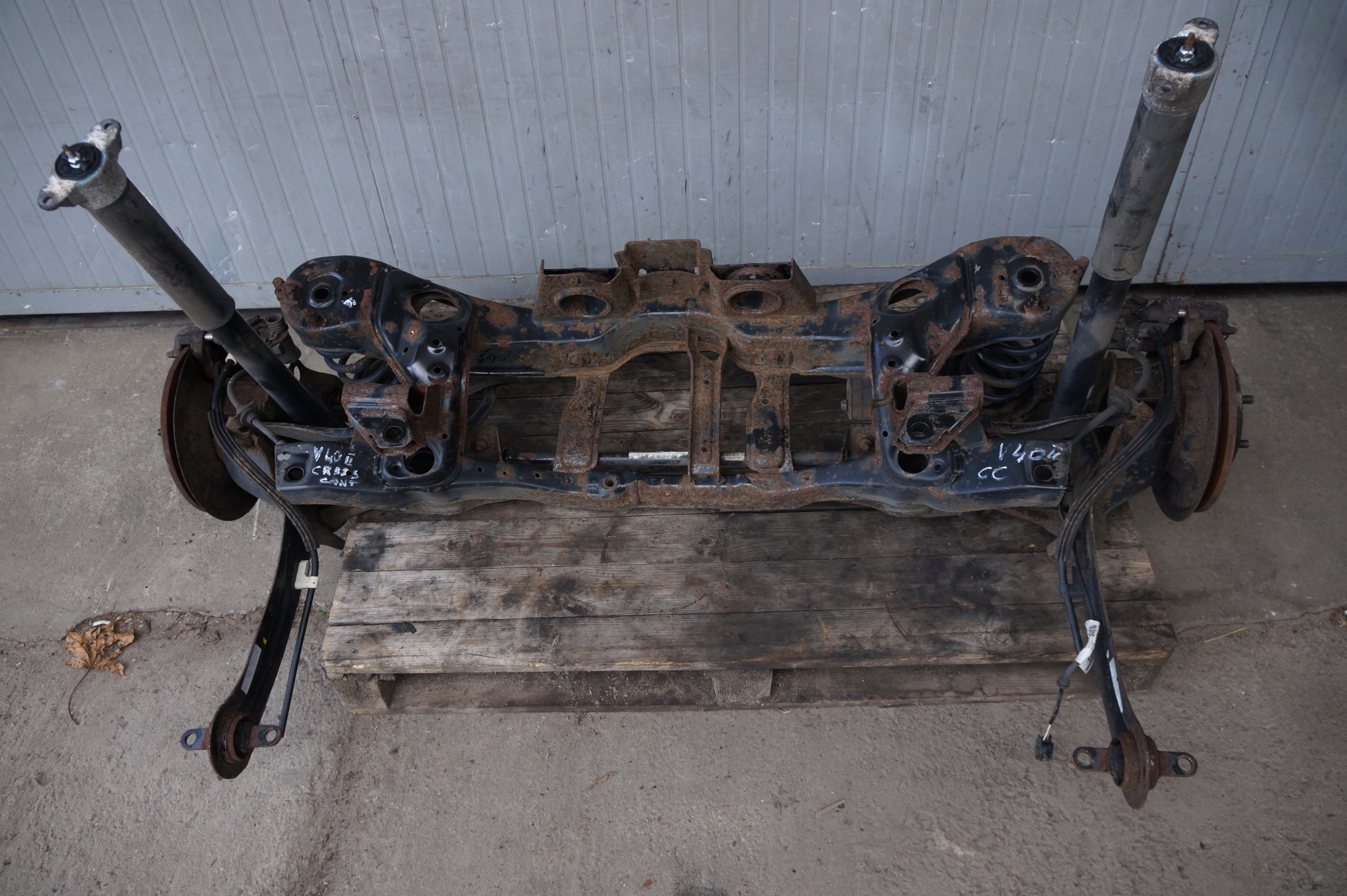 VOLVO V40 II CC CROSS COUNTRY SANKI TYŁ TYLNE ZAWIESZENIE 4X4 BELKA TYŁ