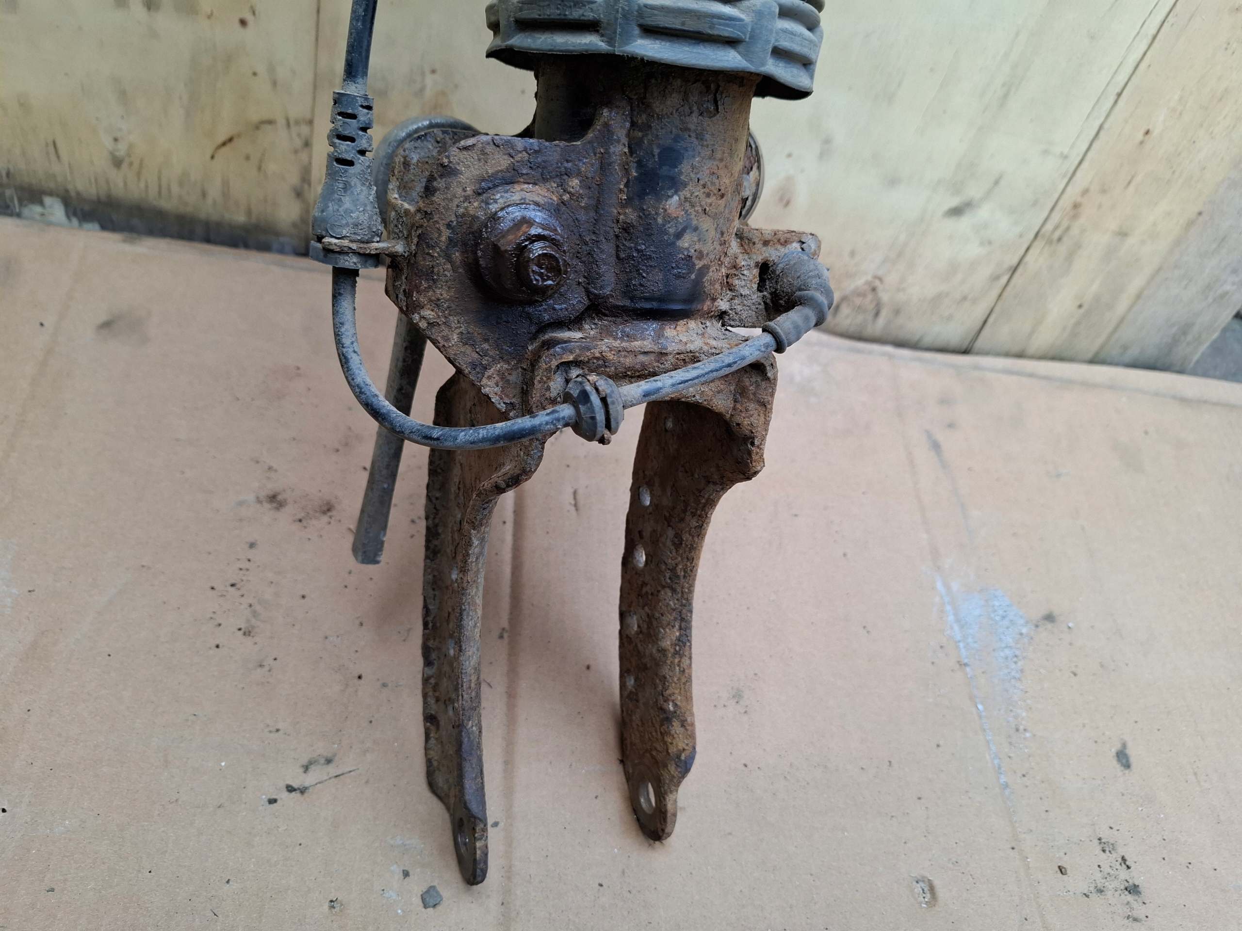 shock absorber left front AUDI Q7 7L8616039A