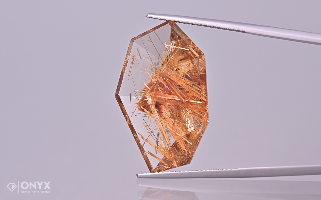 Křemen s rutilem fazetovaný nepravidelný 29,5x17,5 mm