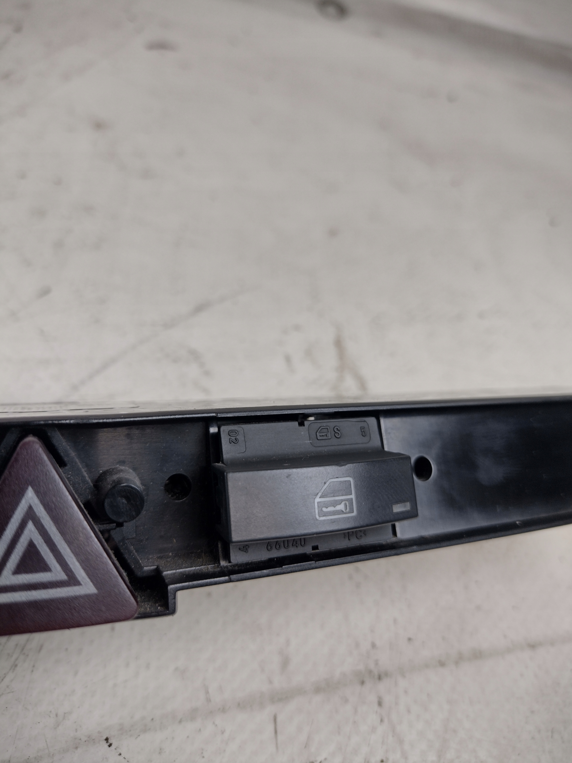 lichtschalter des warnblickschalters Opel Zafira B 13100105