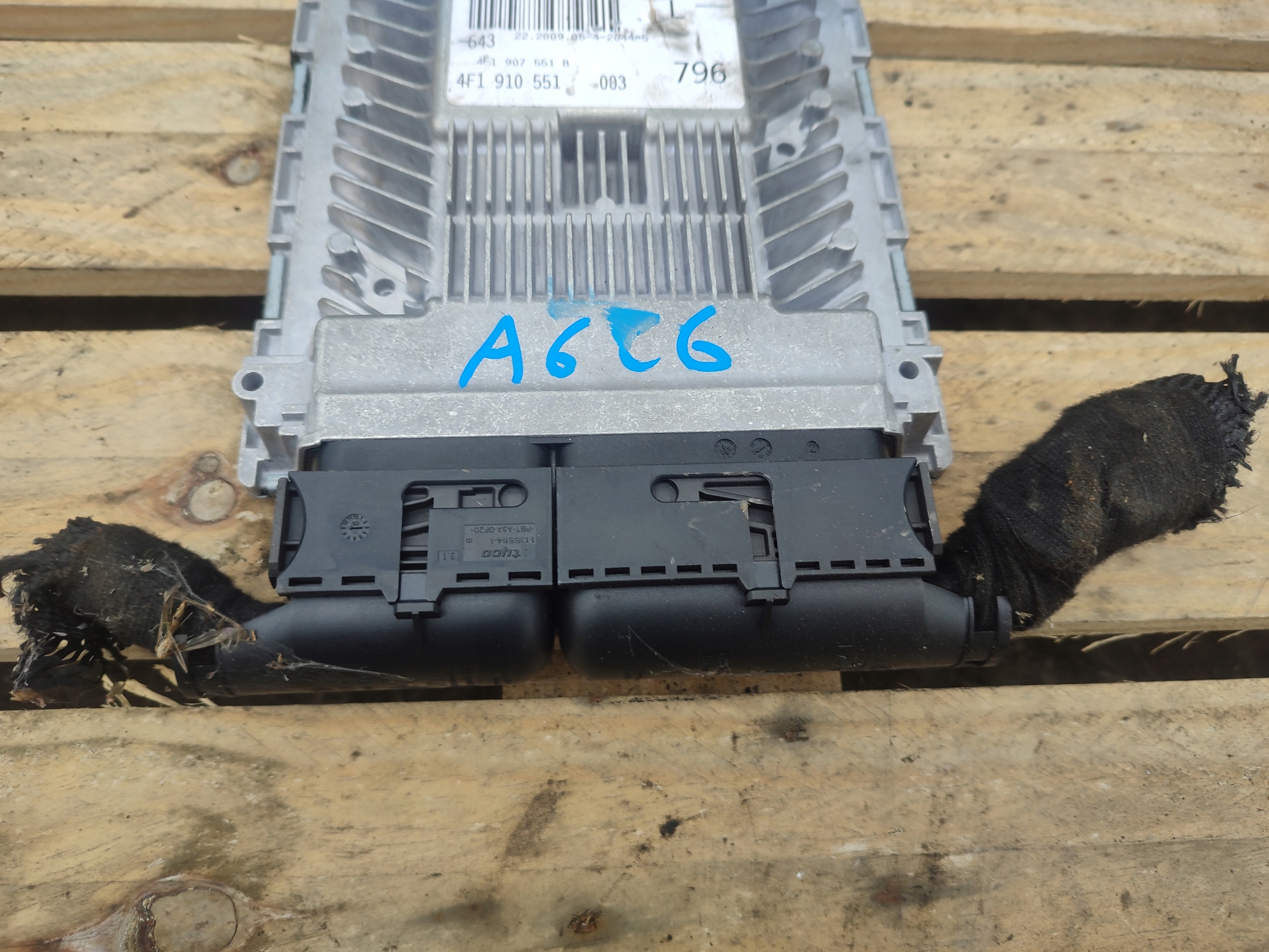 computer control unit of the engine AUDI A6 C6 3.0 TFSI 4F1910551