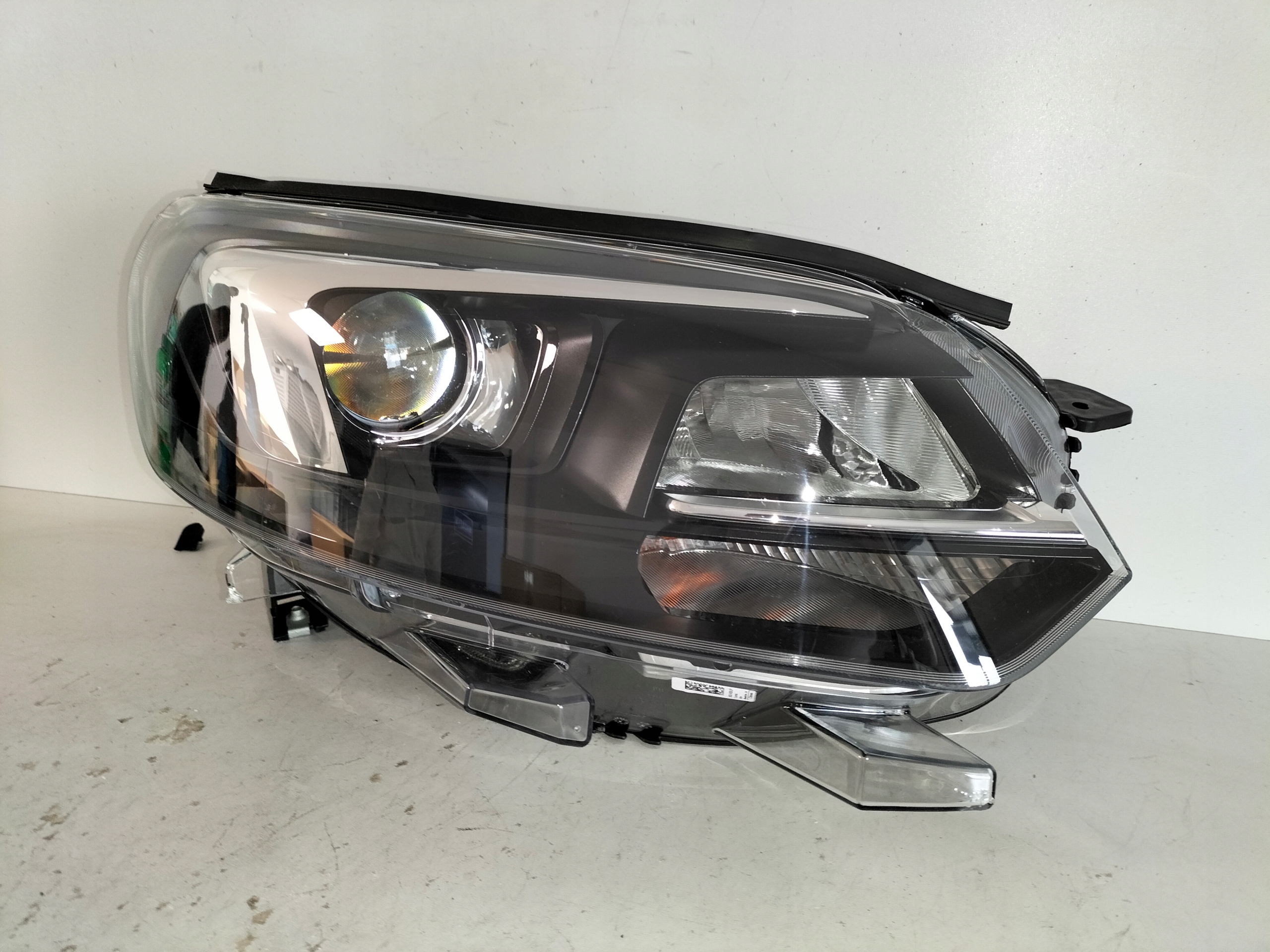light front reflektor right OPEL ZAFIRA D 19- VIVARO C 19- XENON