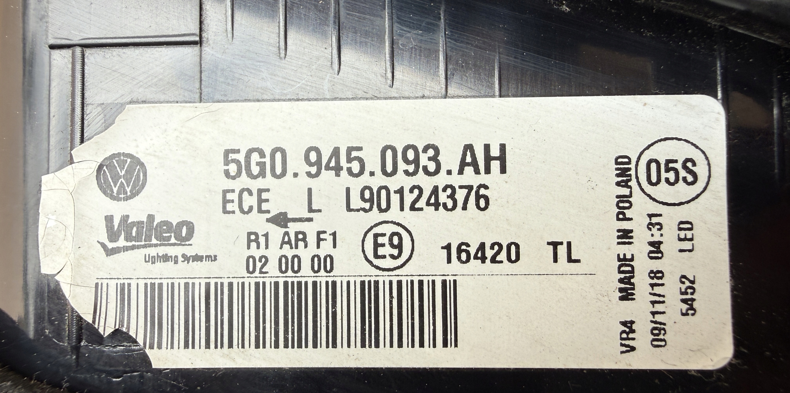 light GOLF 7 5G0945093AH to the bonnet as new ORYGNAL LED