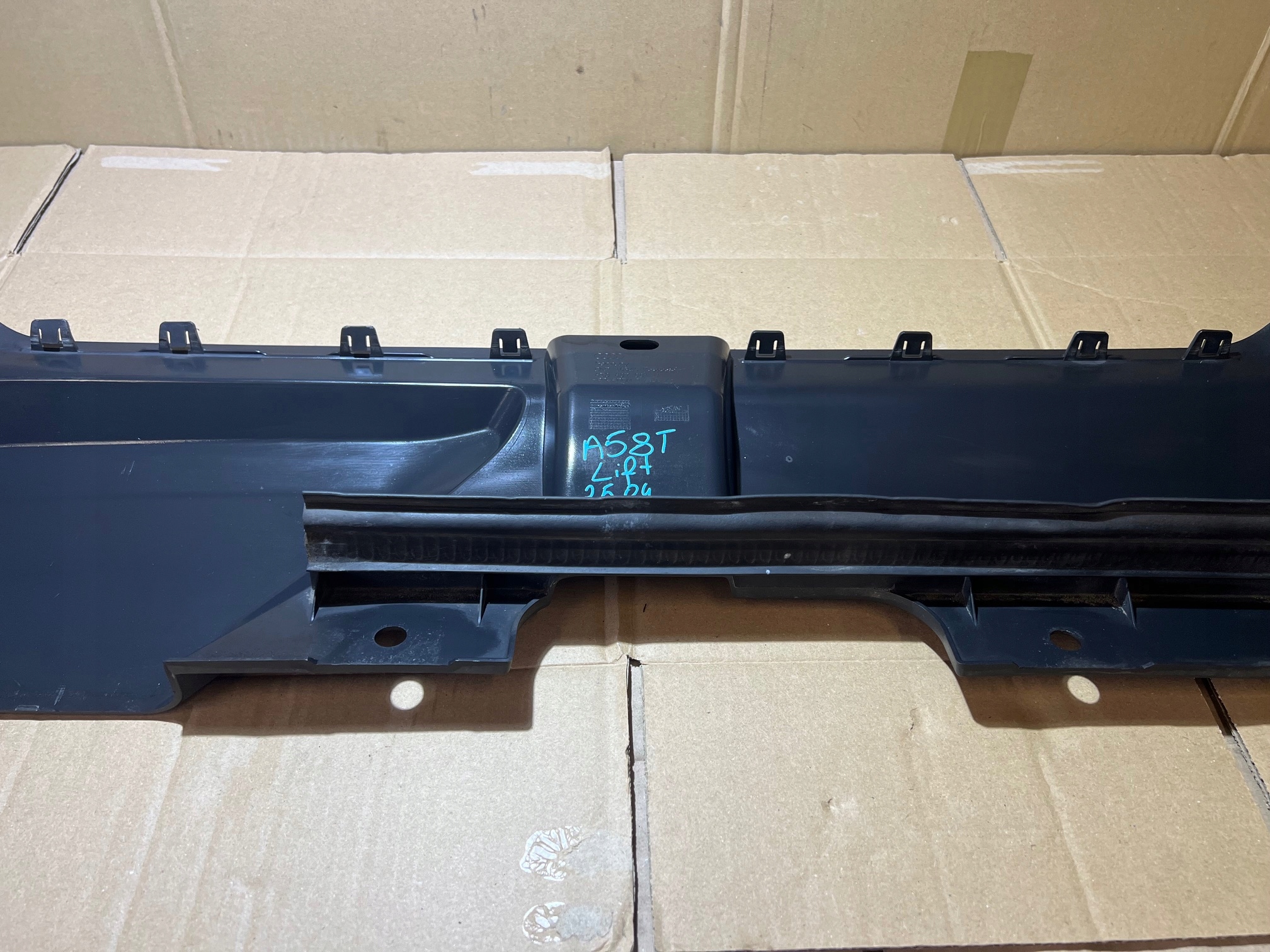AUDI A5 8T Horn kryt stěny předního 8T0807081B