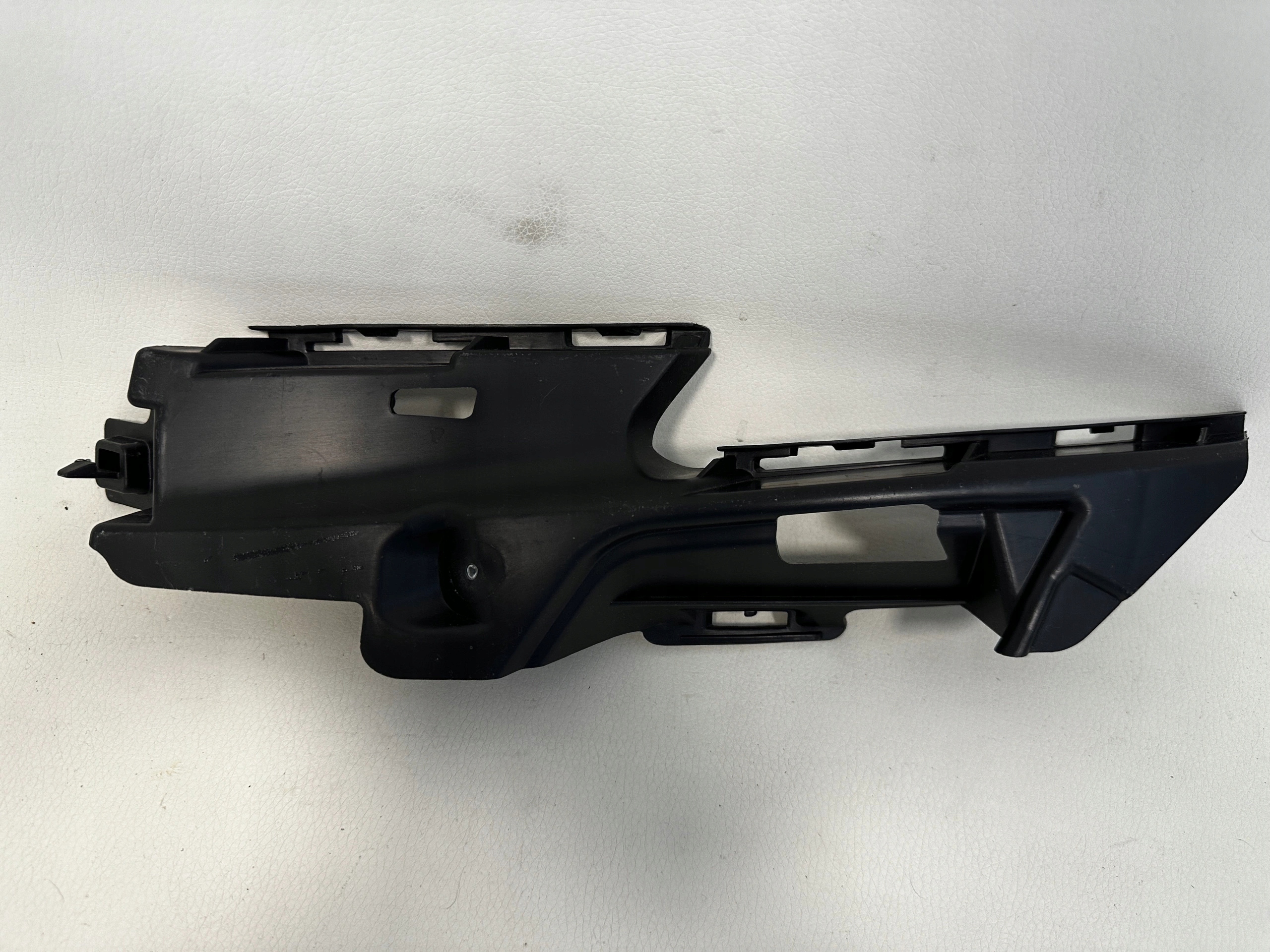 AUDI A3 8V ELEMENT ZAMYKAJACY nárazník předek levý 8V3807319