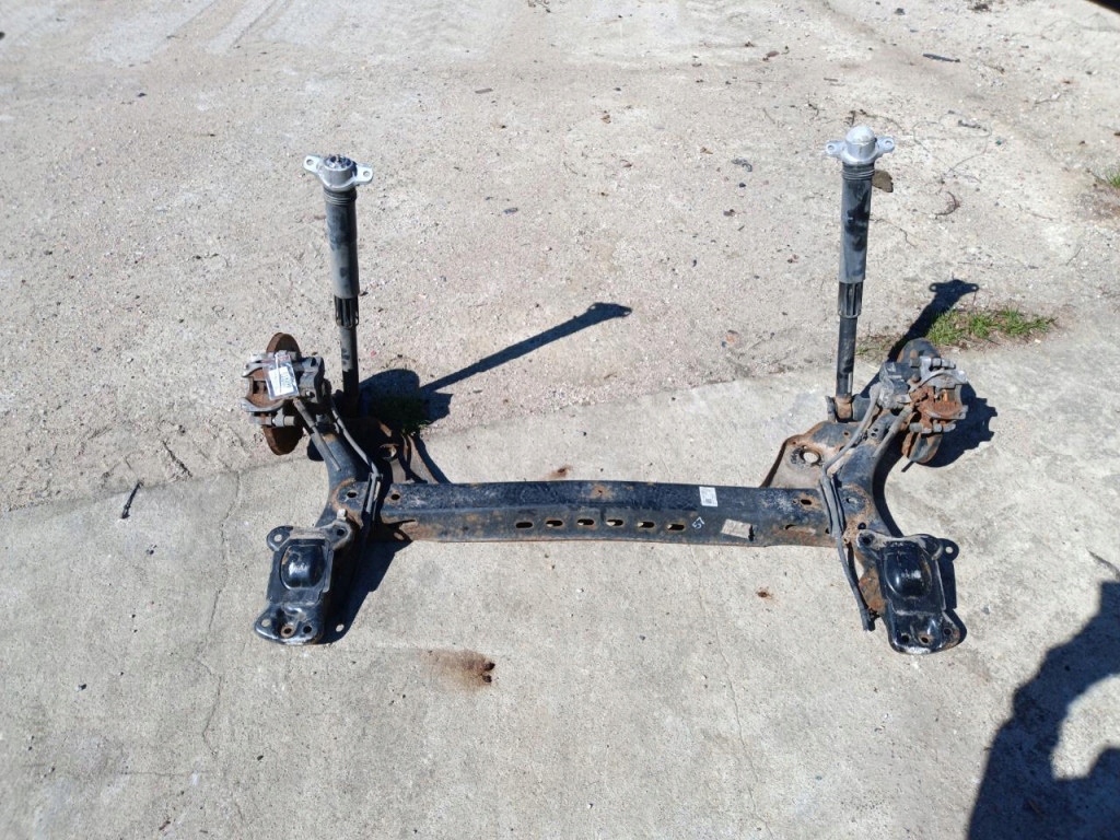 VW GOLF VII BELKA ZAWIESZENIA TYŁ KPL.